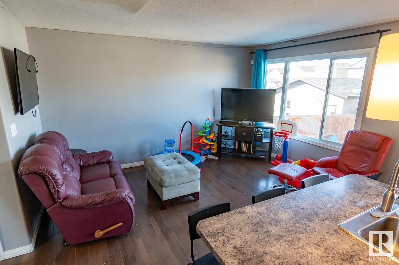 #20 Spruce Boulevard, Leduc, AB - Indoor Photo Showing Living Room