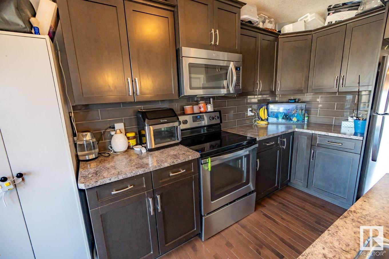 #20 Spruce Boulevard, Leduc, AB - Indoor Photo Showing Kitchen With Stainless Steel Kitchen