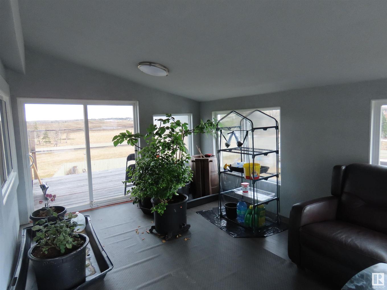 57013 Rr 70, Rural Lac Ste. Anne County, AB - Indoor Photo Showing Living Room
