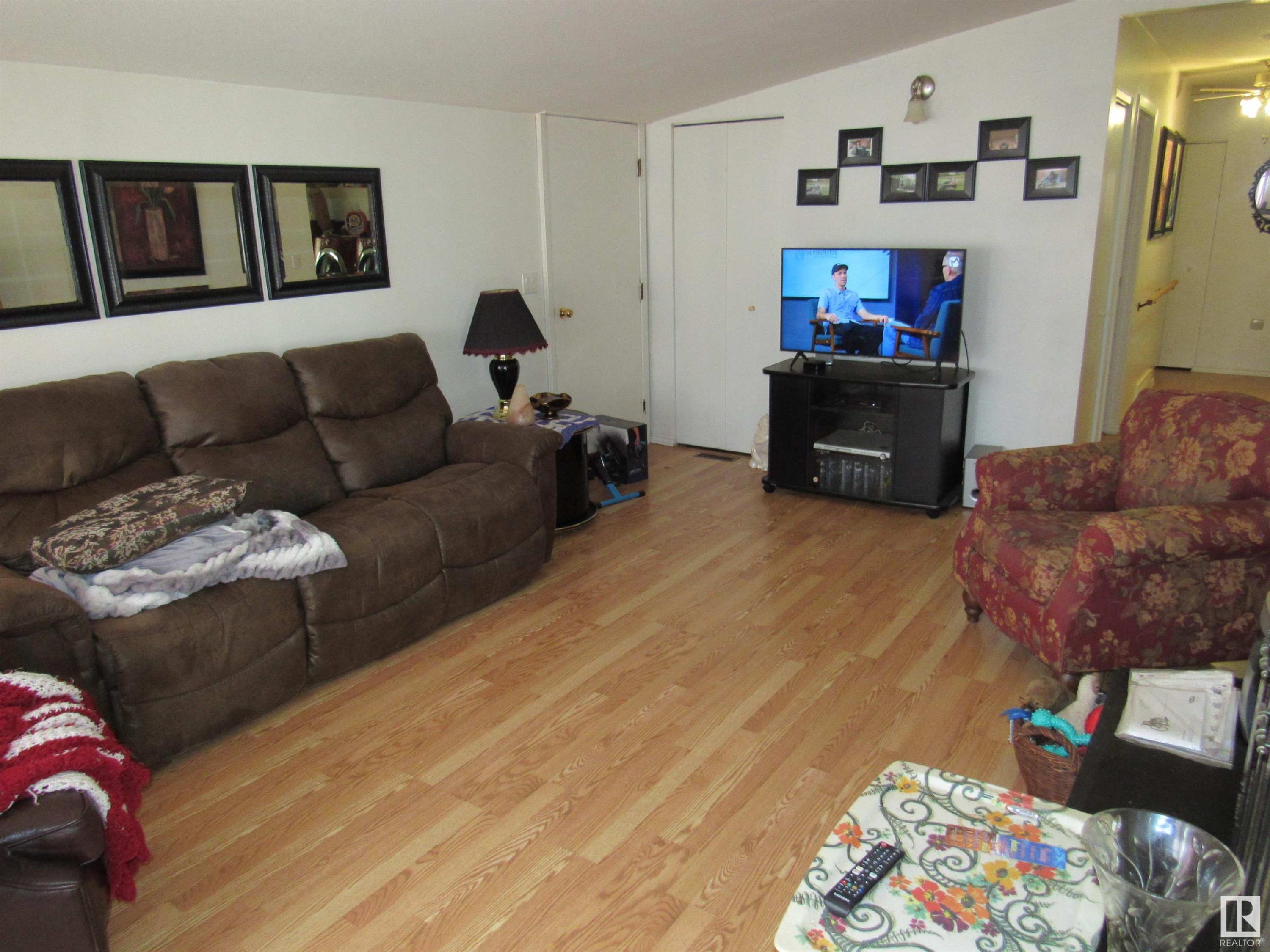 53 Crescent Drive, Fort Assiniboine, AB - Indoor Photo Showing Living Room