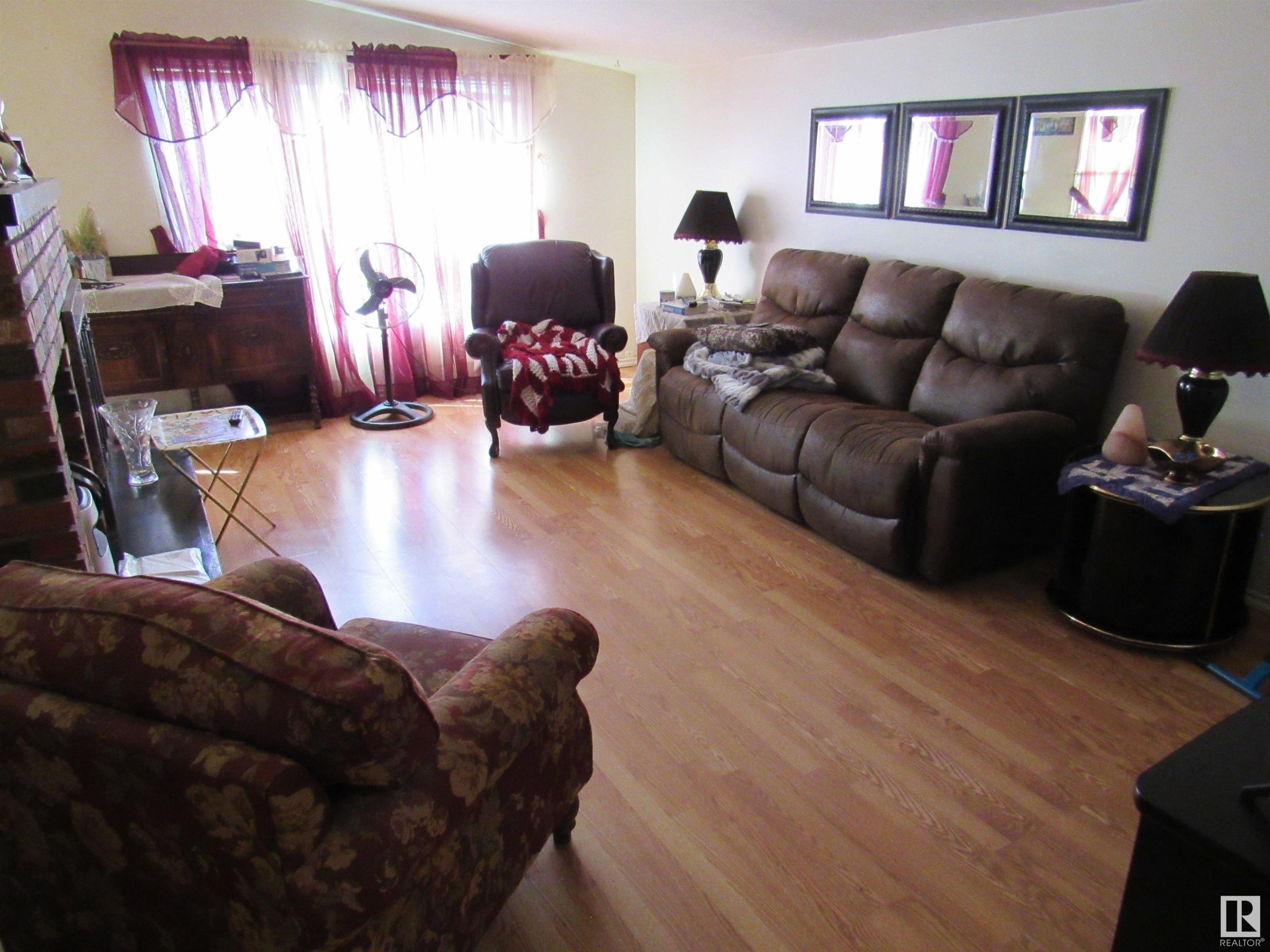 53 Crescent Drive, Fort Assiniboine, AB - Indoor Photo Showing Living Room