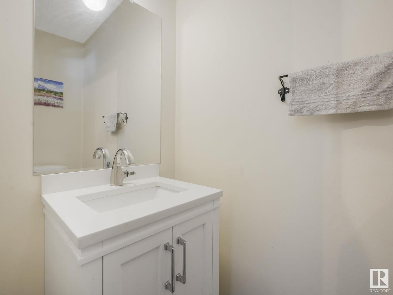 8337 156 Avenue, Edmonton, AB - Indoor Photo Showing Bathroom