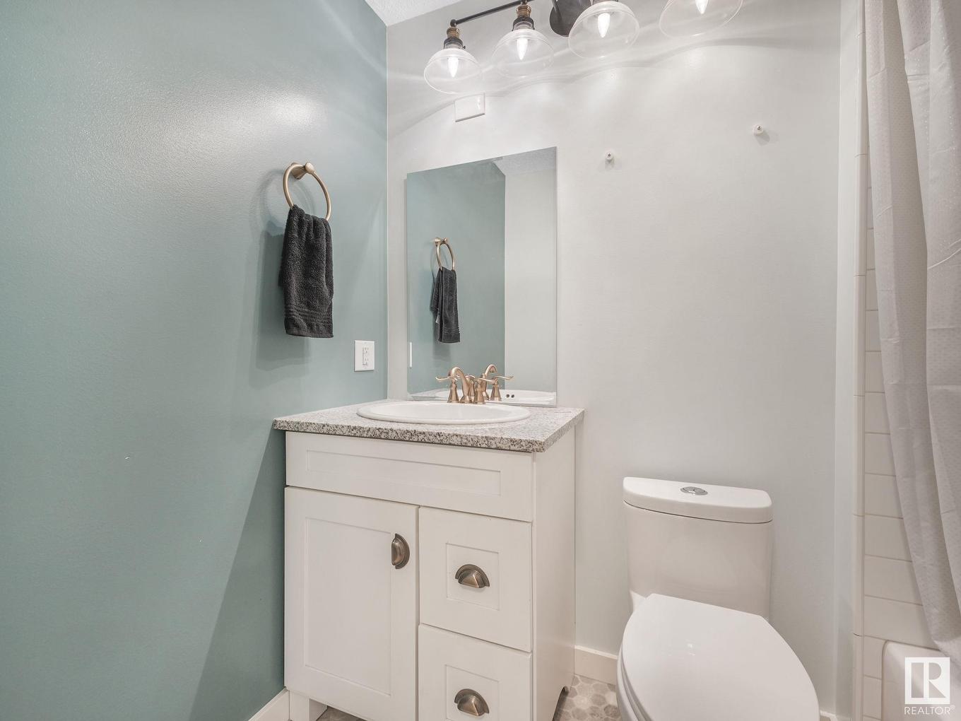 8337 156 Avenue, Edmonton, AB - Indoor Photo Showing Bathroom