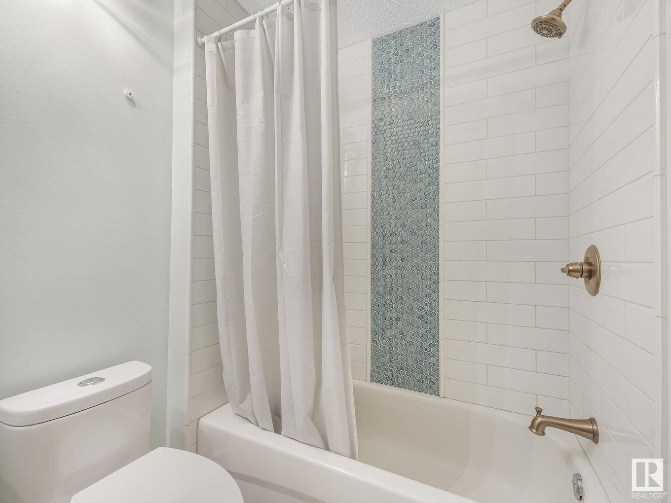 8337 156 Avenue, Edmonton, AB - Indoor Photo Showing Bathroom