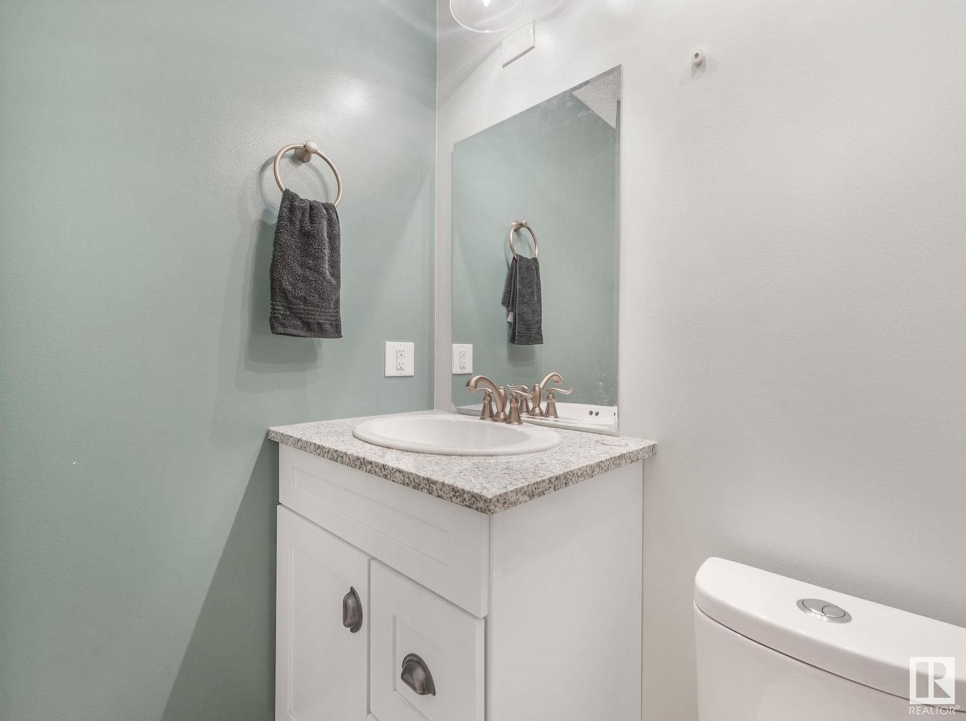 8337 156 Avenue, Edmonton, AB - Indoor Photo Showing Bathroom