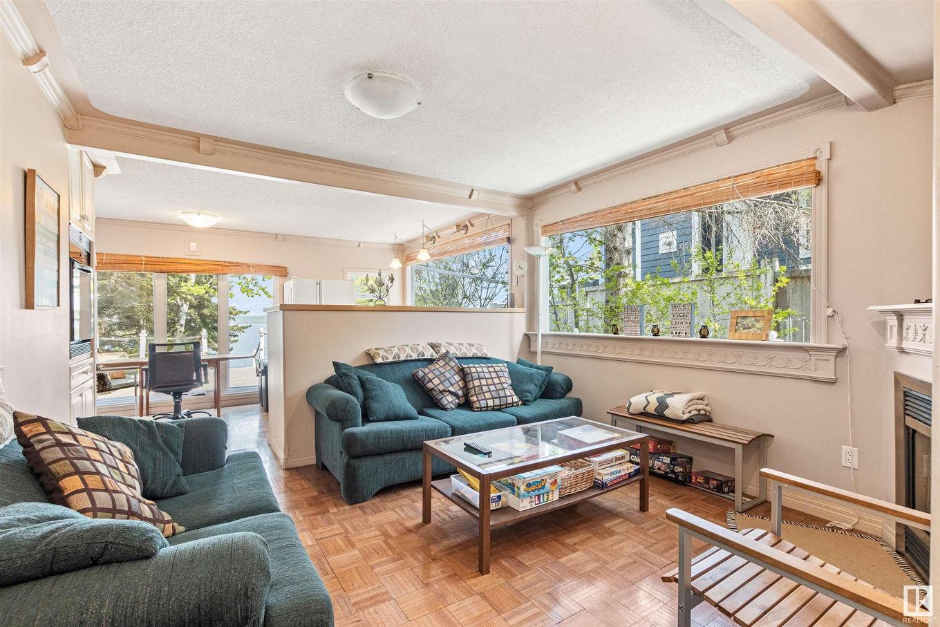 32 Marine Drive, Rural Parkland County, AB - Indoor Photo Showing Living Room