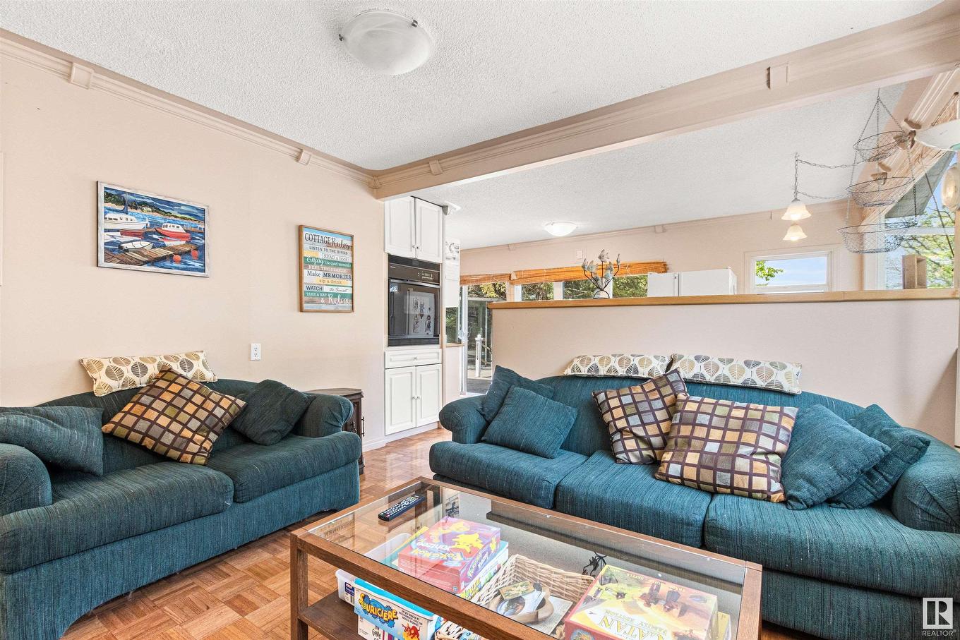 32 Marine Drive, Rural Parkland County, AB - Indoor Photo Showing Living Room