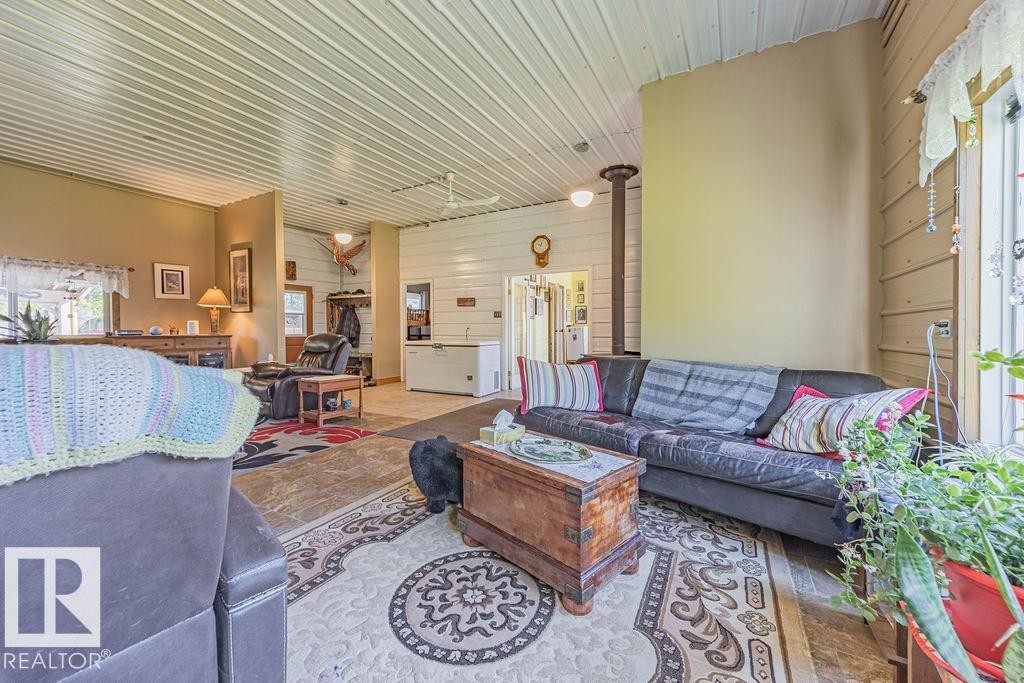 58031 Range Road 21, Rural Barrhead County, AB - Indoor Photo Showing Living Room