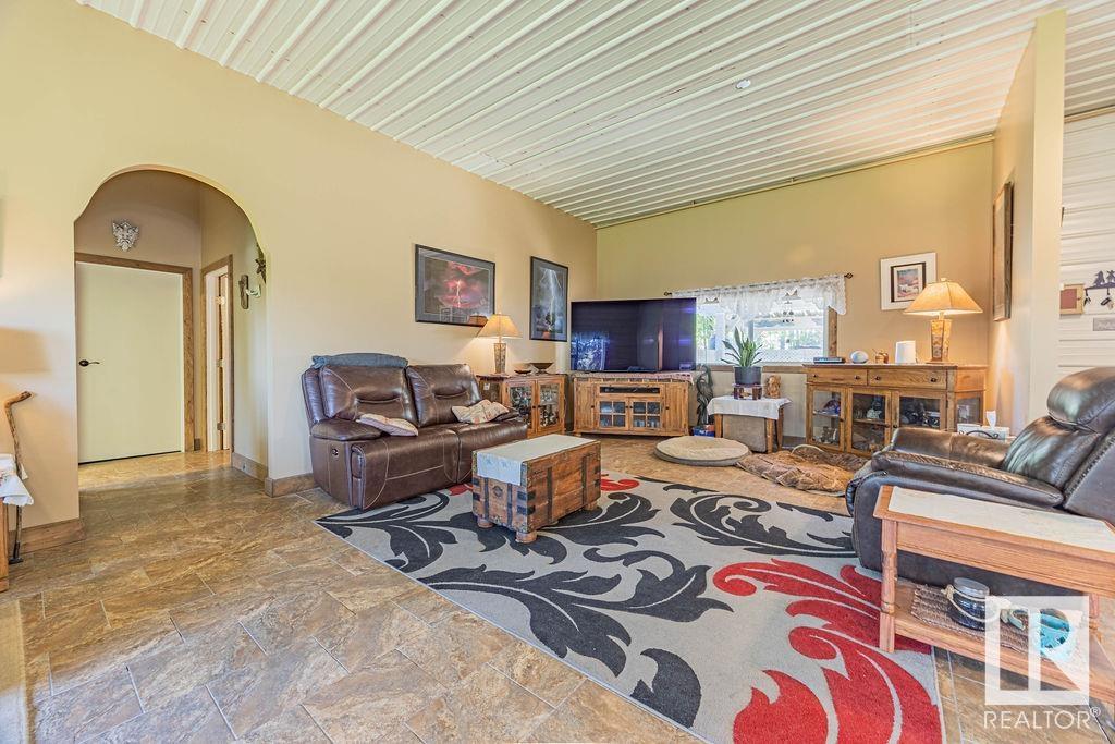 58031 Range Road 21, Rural Barrhead County, AB - Indoor Photo Showing Living Room