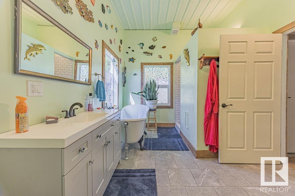 58031 Range Road 21, Rural Barrhead County, AB - Indoor Photo Showing Bathroom