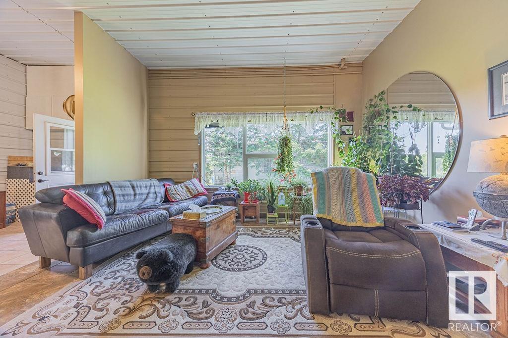 58031 Range Road 21, Rural Barrhead County, AB - Indoor Photo Showing Living Room