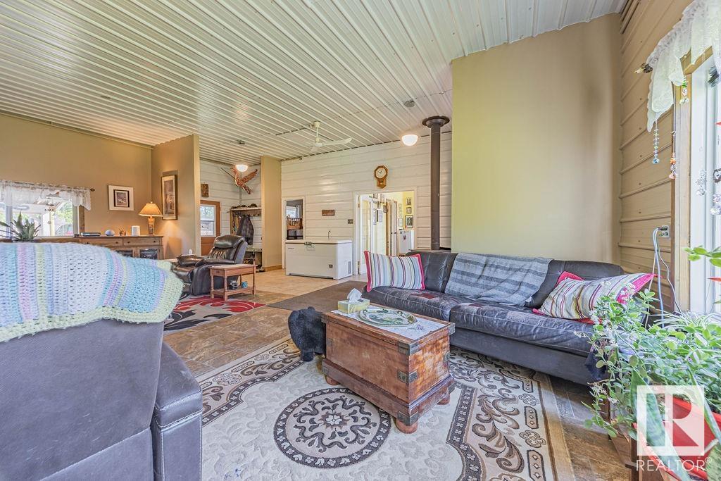 58031 Range Road 21, Rural Barrhead County, AB - Indoor Photo Showing Living Room