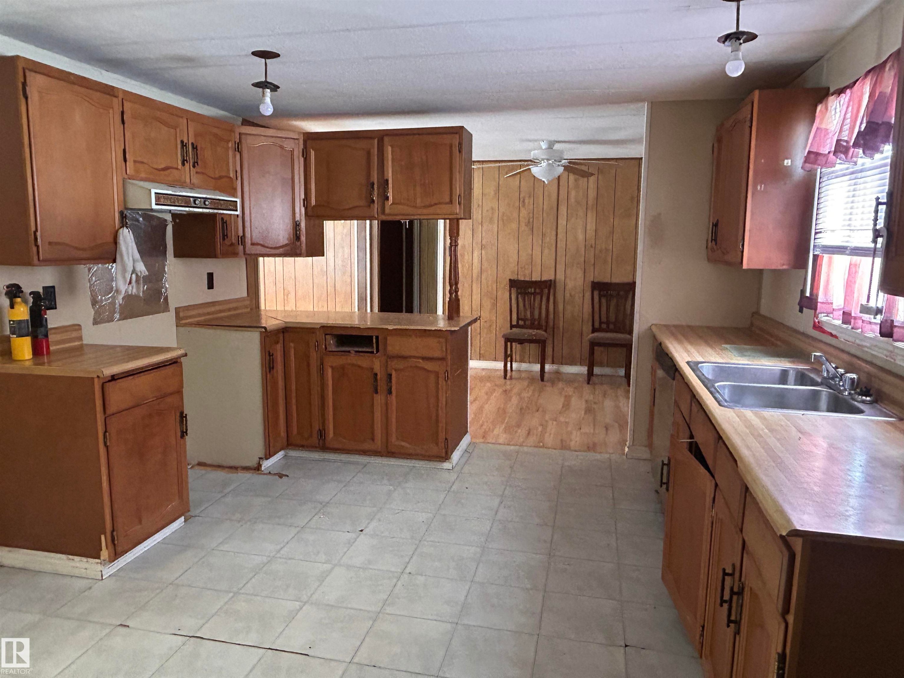 3260 Calling Lake Drive, Calling Lake, AB - Indoor Photo Showing Kitchen With Double Sink