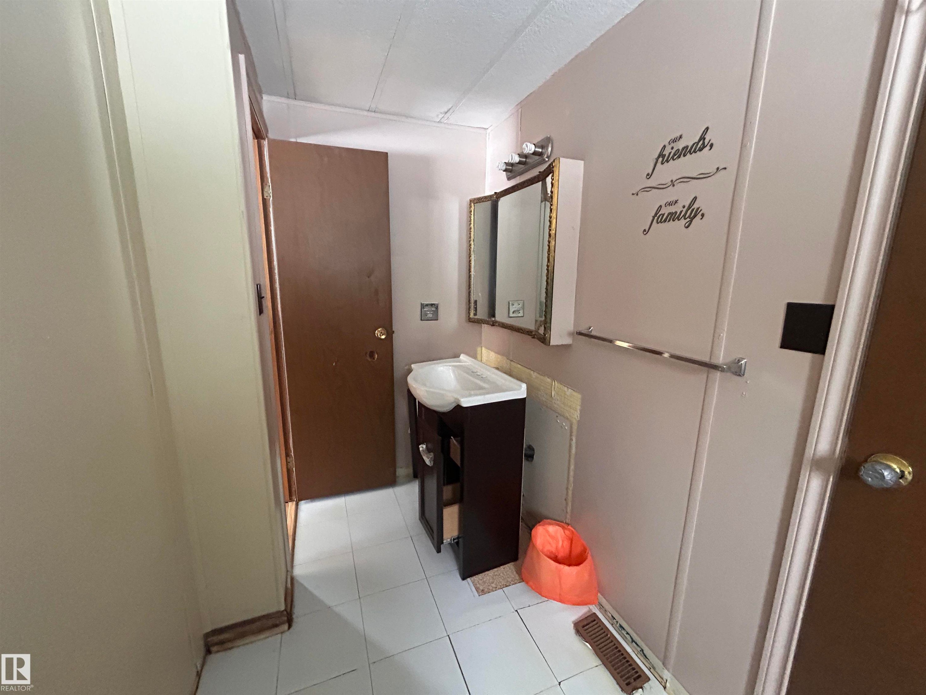 3260 Calling Lake Drive, Calling Lake, AB - Indoor Photo Showing Bathroom