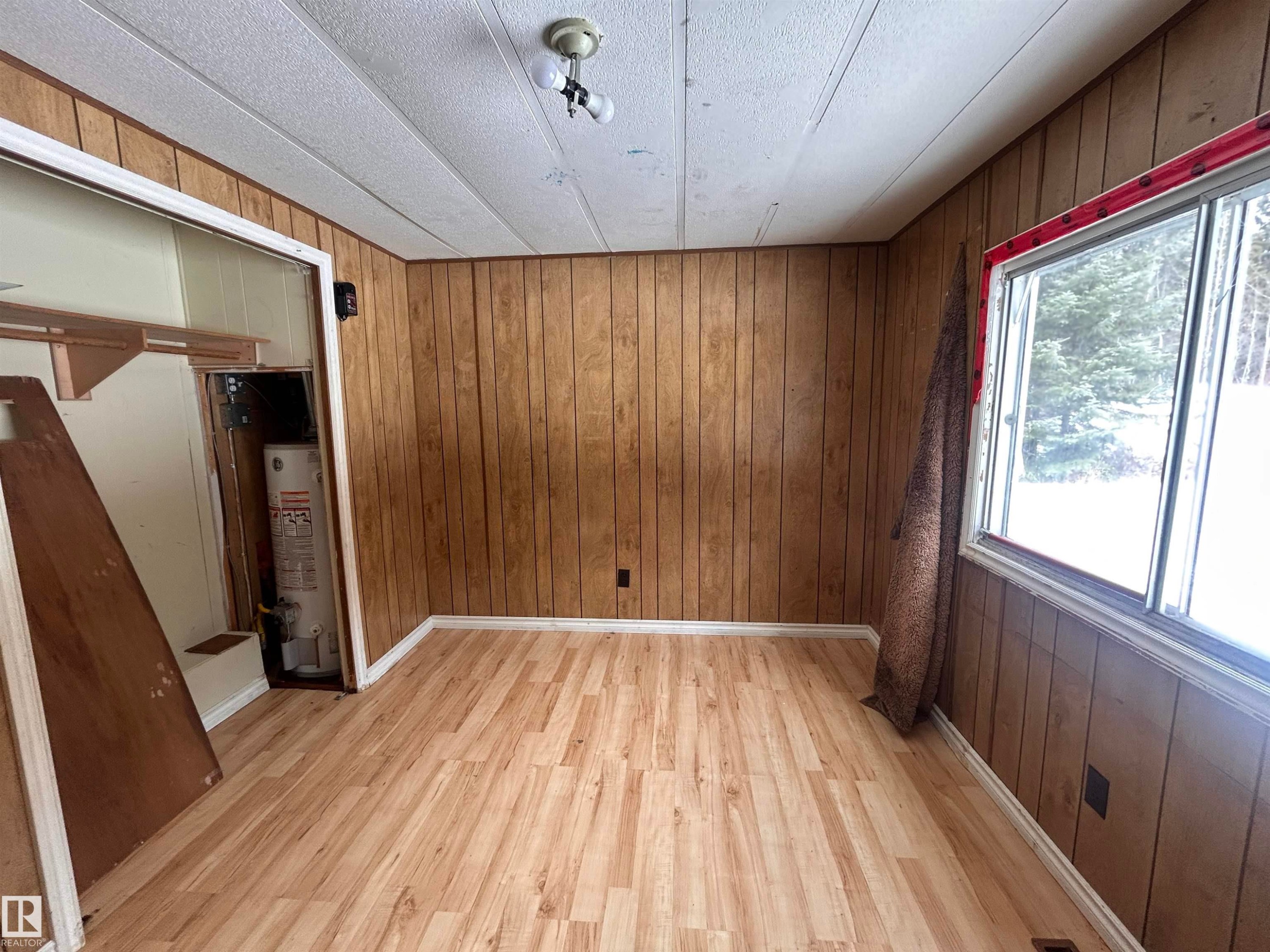 3260 Calling Lake Drive, Calling Lake, AB - Indoor Photo Showing Other Room