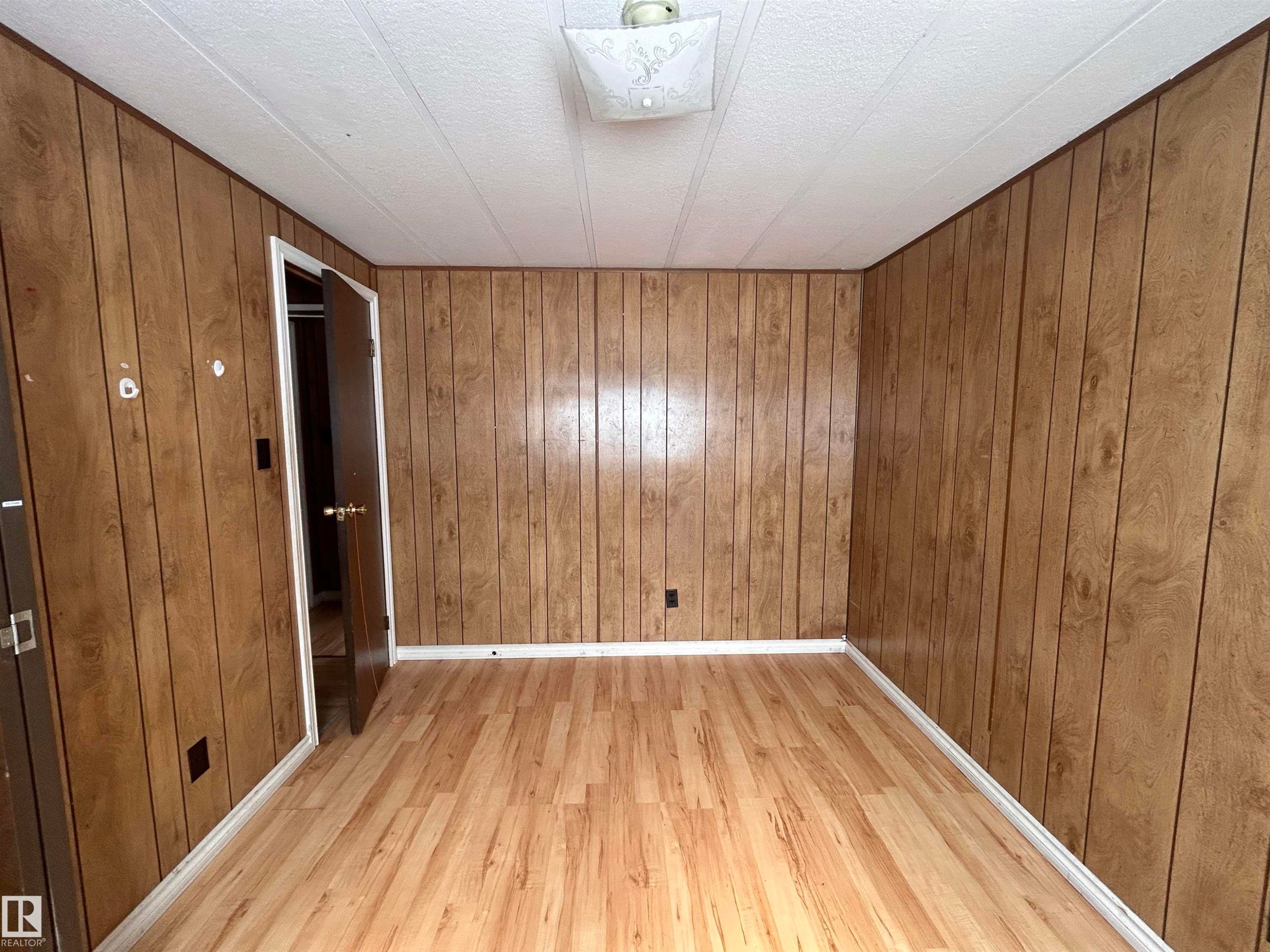 3260 Calling Lake Drive, Calling Lake, AB - Indoor Photo Showing Other Room