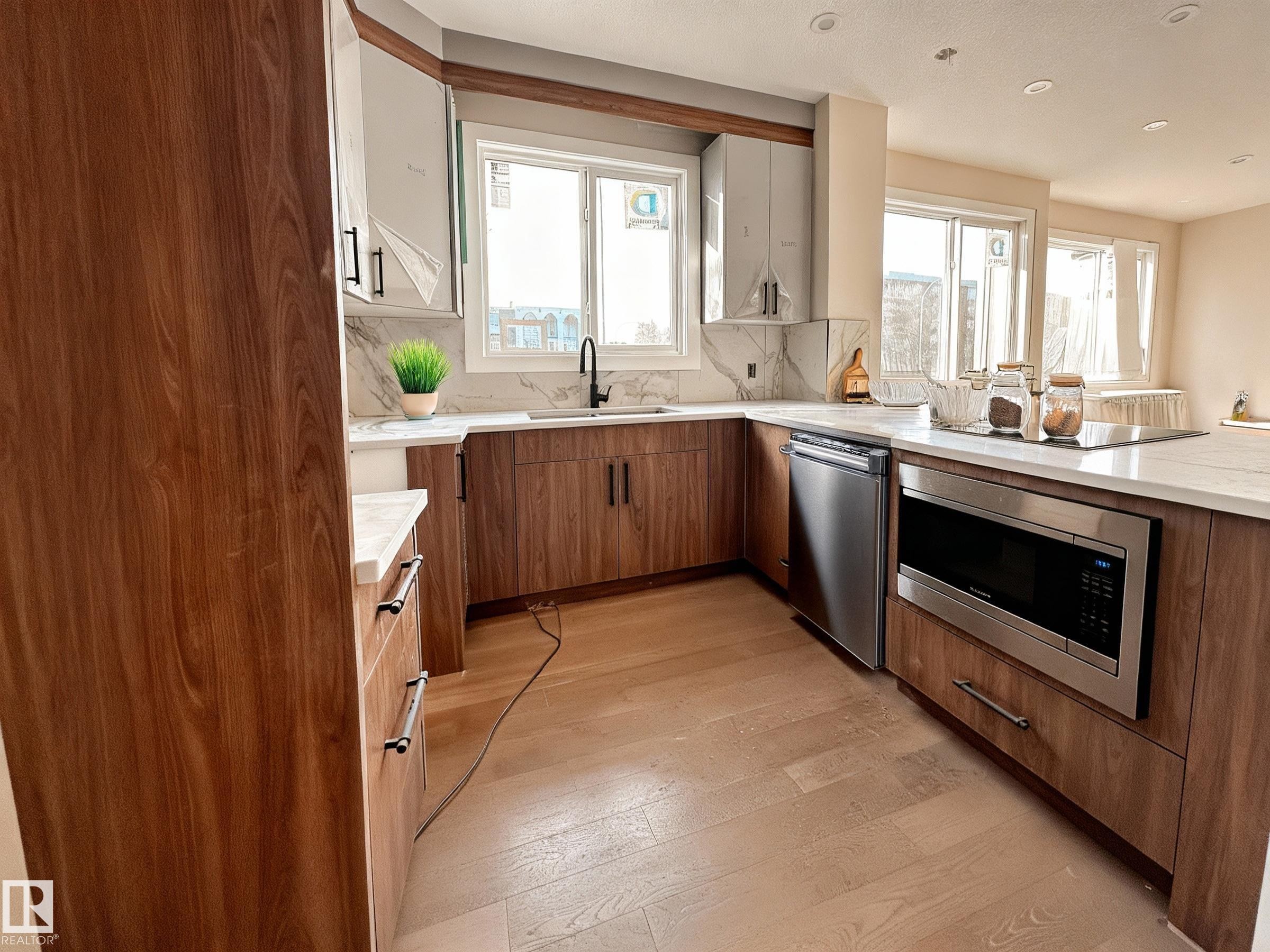 14807 98 Avenue, Edmonton, AB - Indoor Photo Showing Kitchen