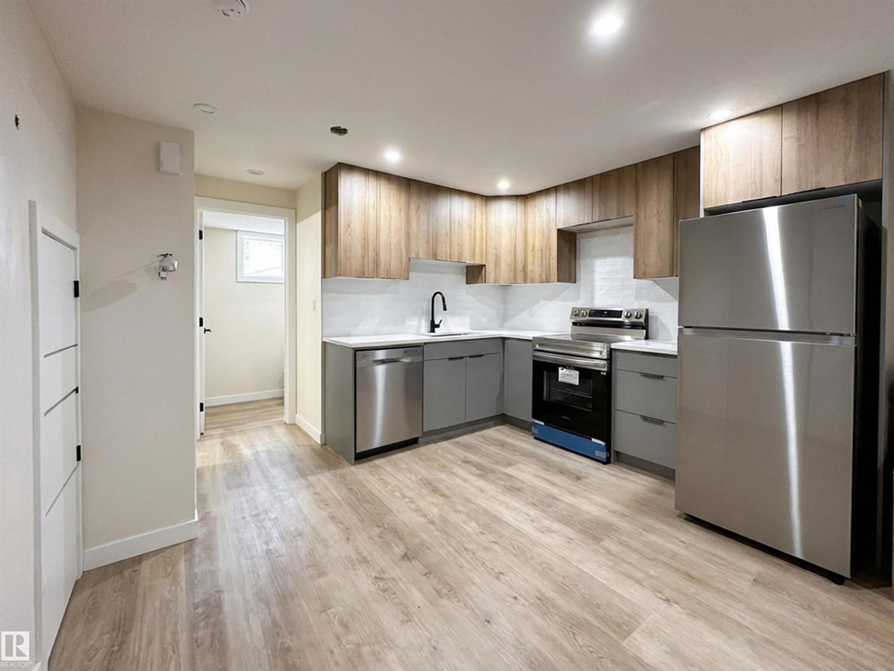 14807 98 Avenue, Edmonton, AB - Indoor Photo Showing Kitchen