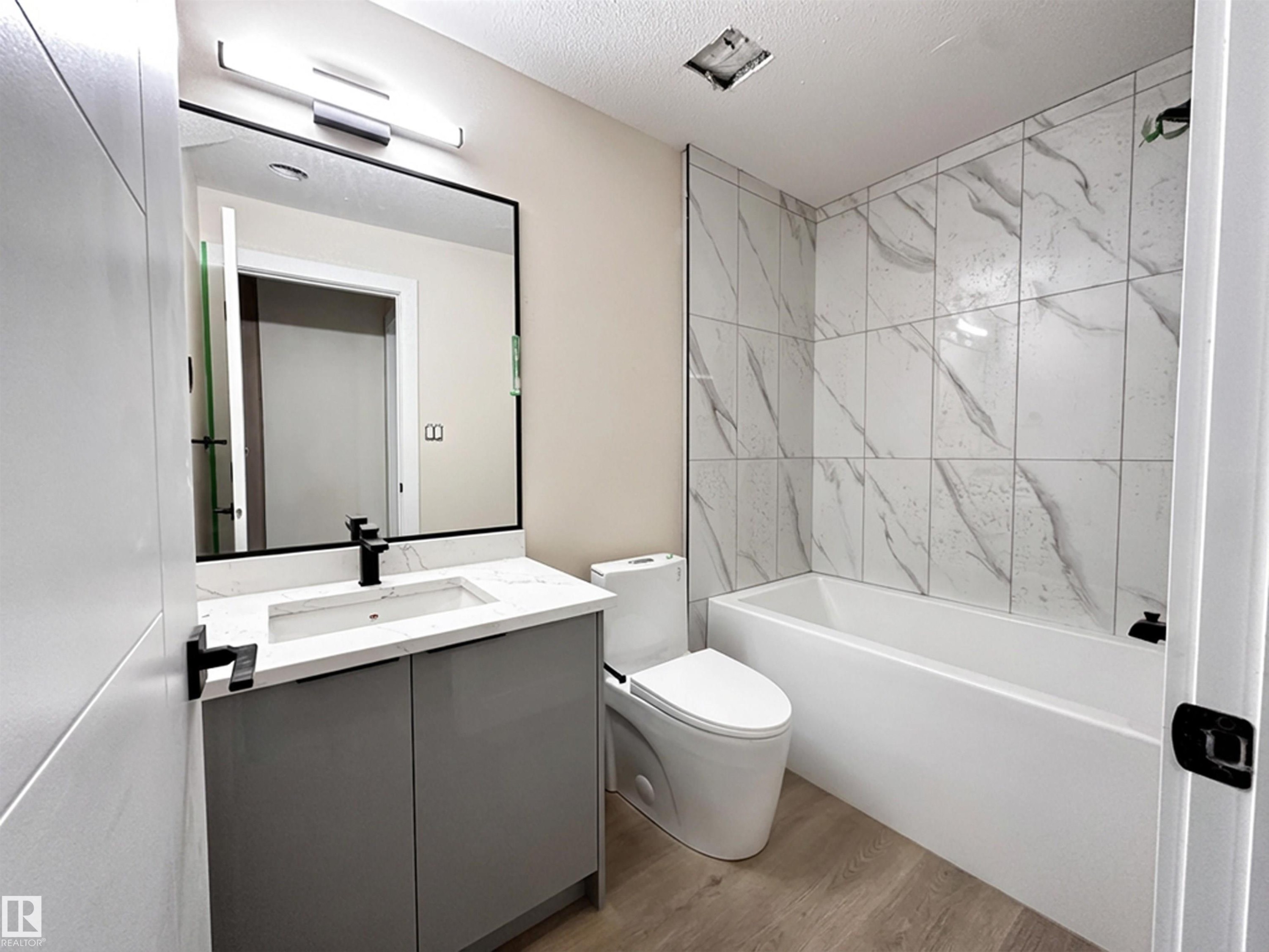 14807 98 Avenue, Edmonton, AB - Indoor Photo Showing Bathroom
