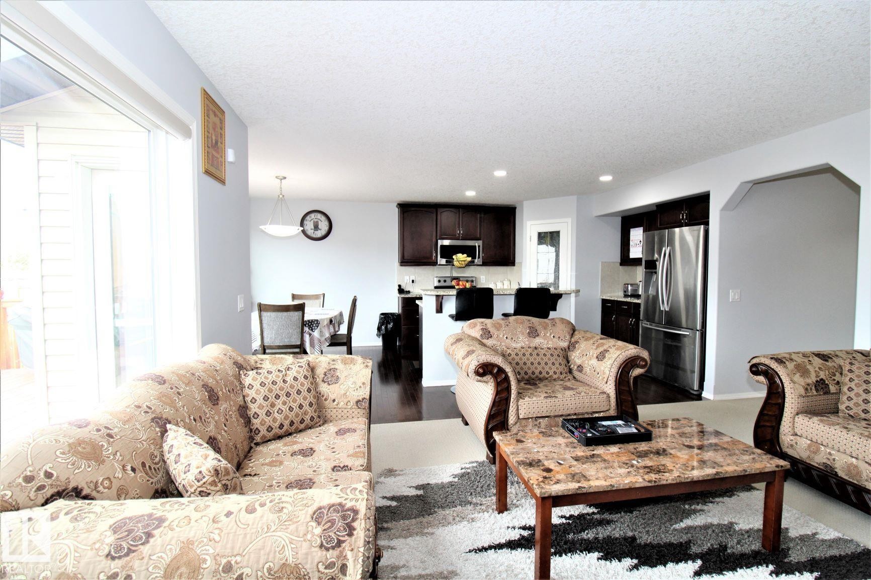 1218 37 Avenue Nw, Edmonton, AB - Indoor Photo Showing Living Room