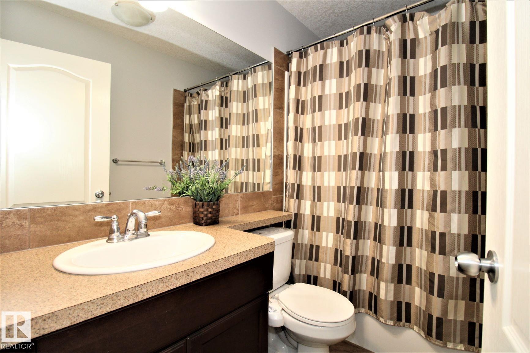 1218 37 Avenue Nw, Edmonton, AB - Indoor Photo Showing Bathroom