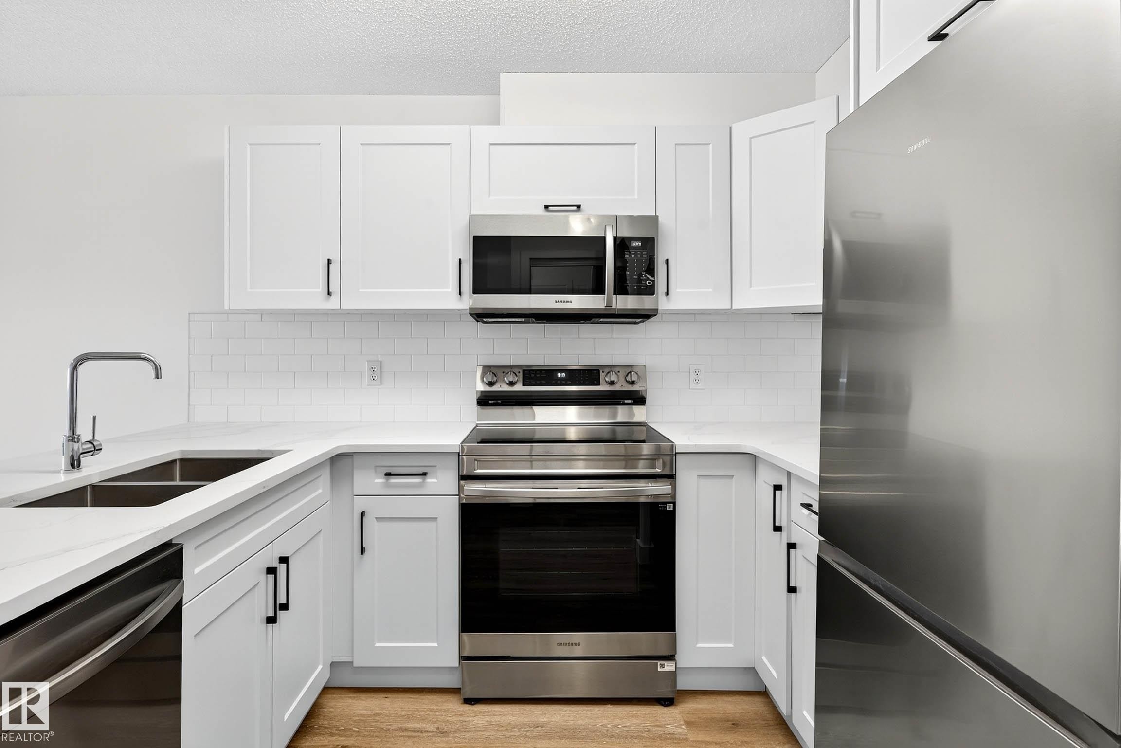 121 17404 64 Avenue, Edmonton, AB - Indoor Photo Showing Kitchen With Double Sink With Upgraded Kitchen