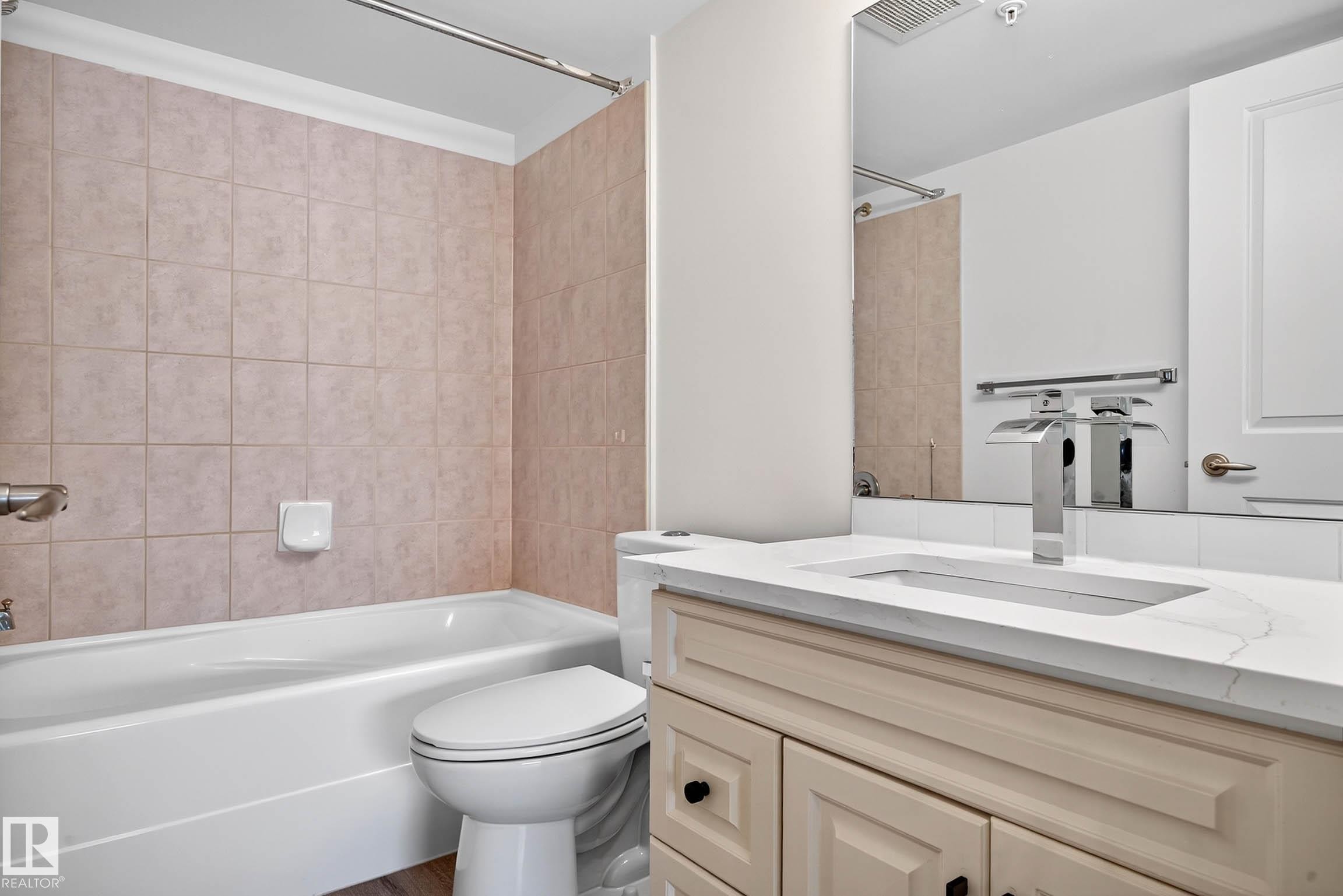 121 17404 64 Avenue, Edmonton, AB - Indoor Photo Showing Bathroom