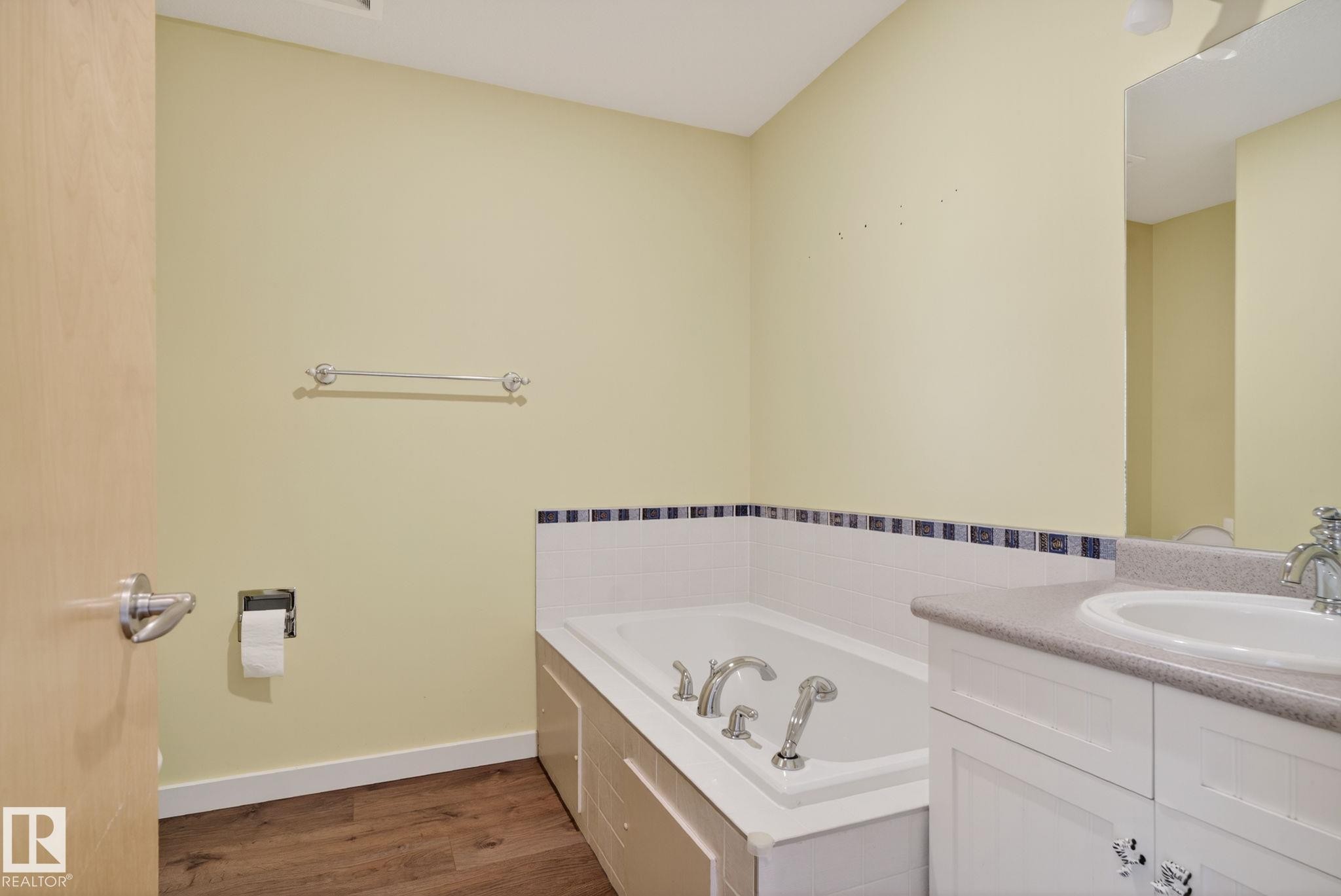 15860 41 Avenue, Edmonton, AB - Indoor Photo Showing Bathroom