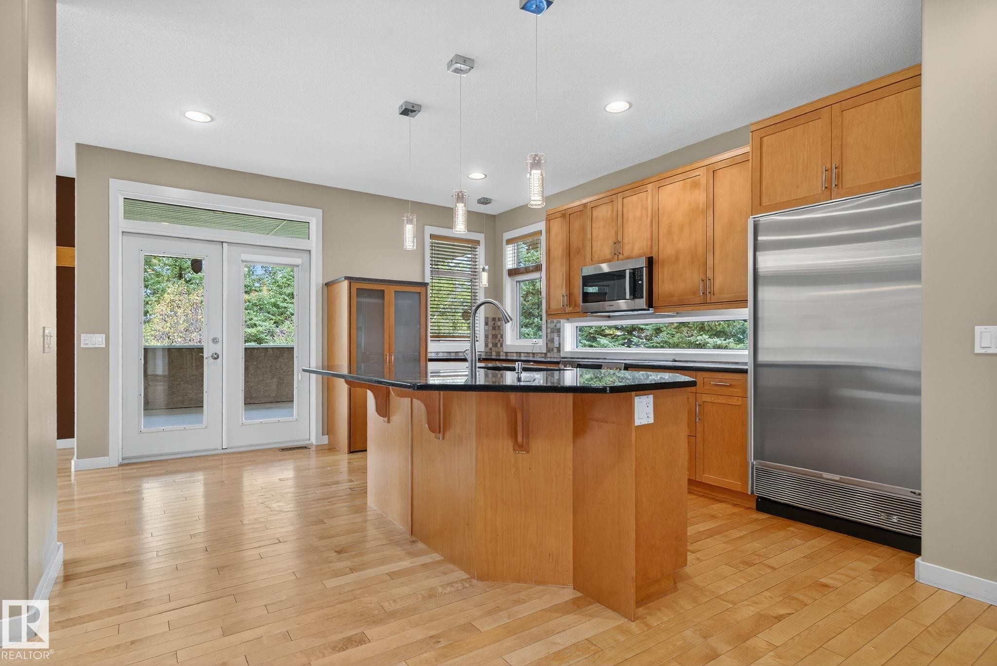 15860 41 Avenue, Edmonton, AB - Indoor Photo Showing Kitchen With Upgraded Kitchen