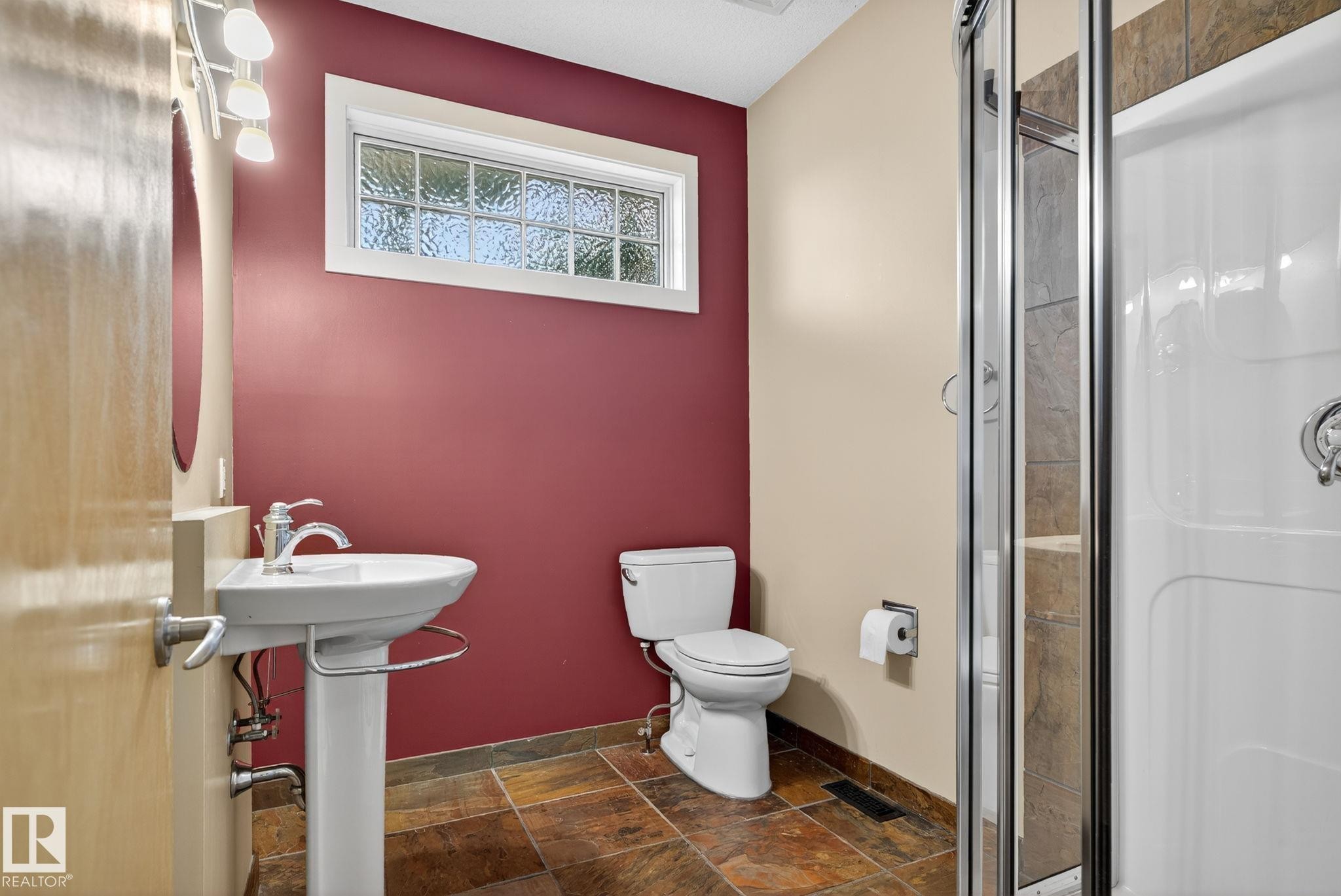 15860 41 Avenue, Edmonton, AB - Indoor Photo Showing Bathroom