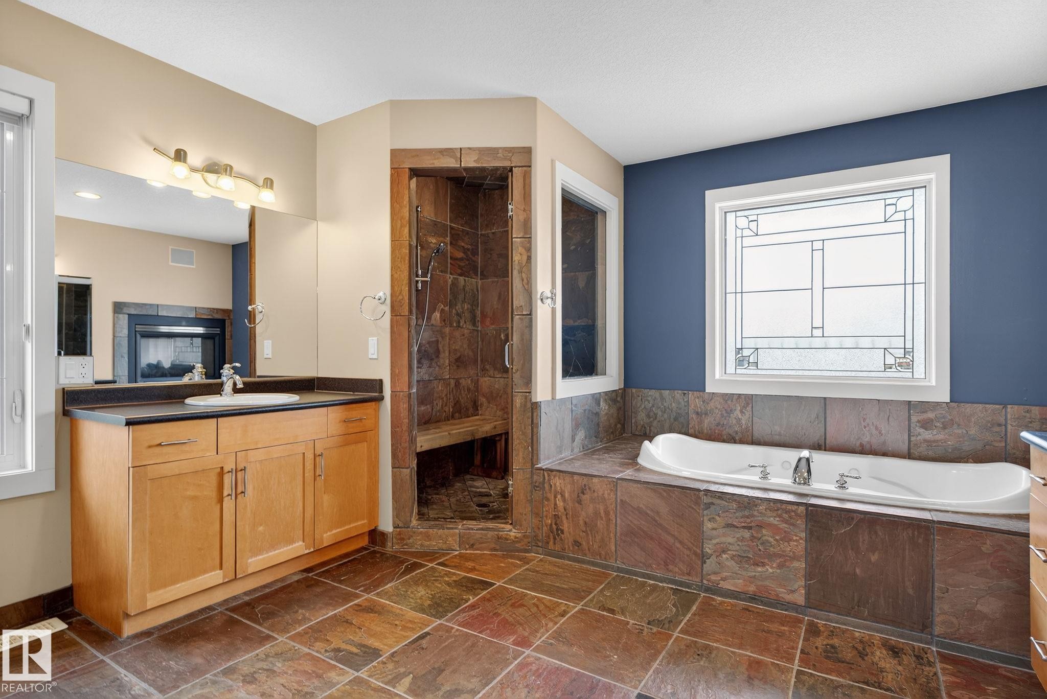 15860 41 Avenue, Edmonton, AB - Indoor Photo Showing Bathroom