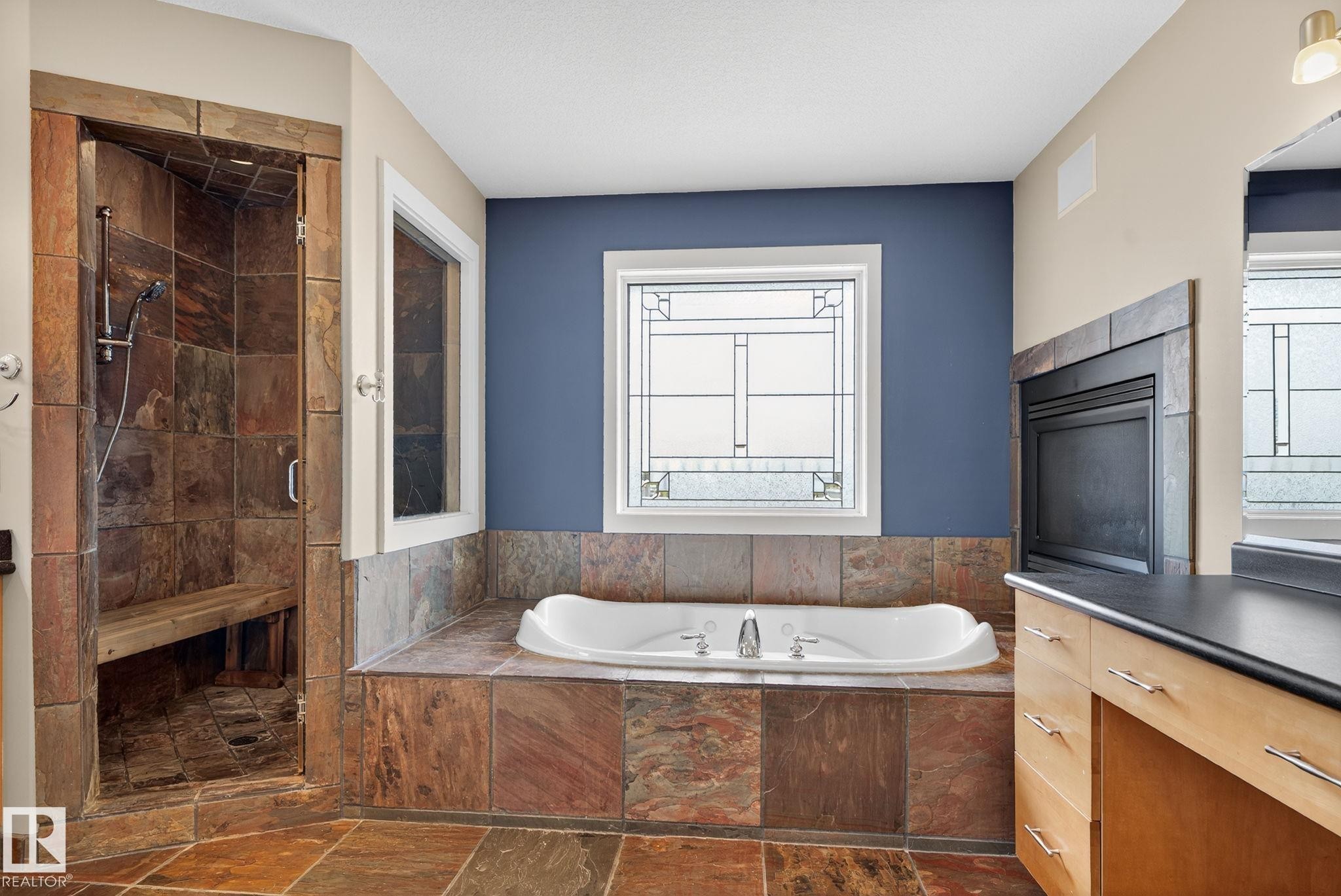 15860 41 Avenue, Edmonton, AB - Indoor Photo Showing Bathroom