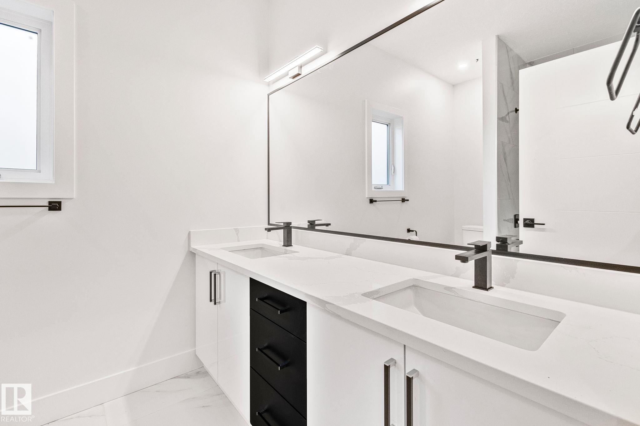 11032 128 Street, Edmonton, AB - Indoor Photo Showing Bathroom