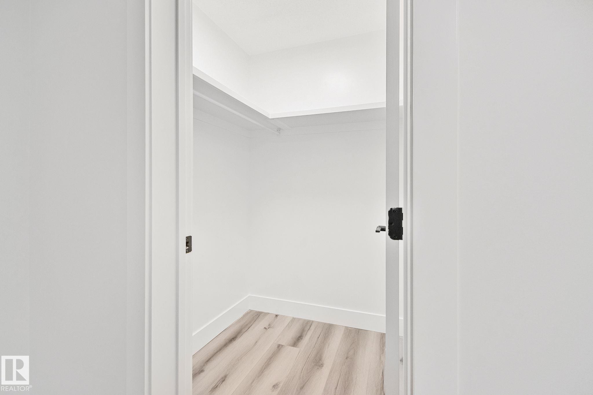 11032 128 Street, Edmonton, AB - Indoor