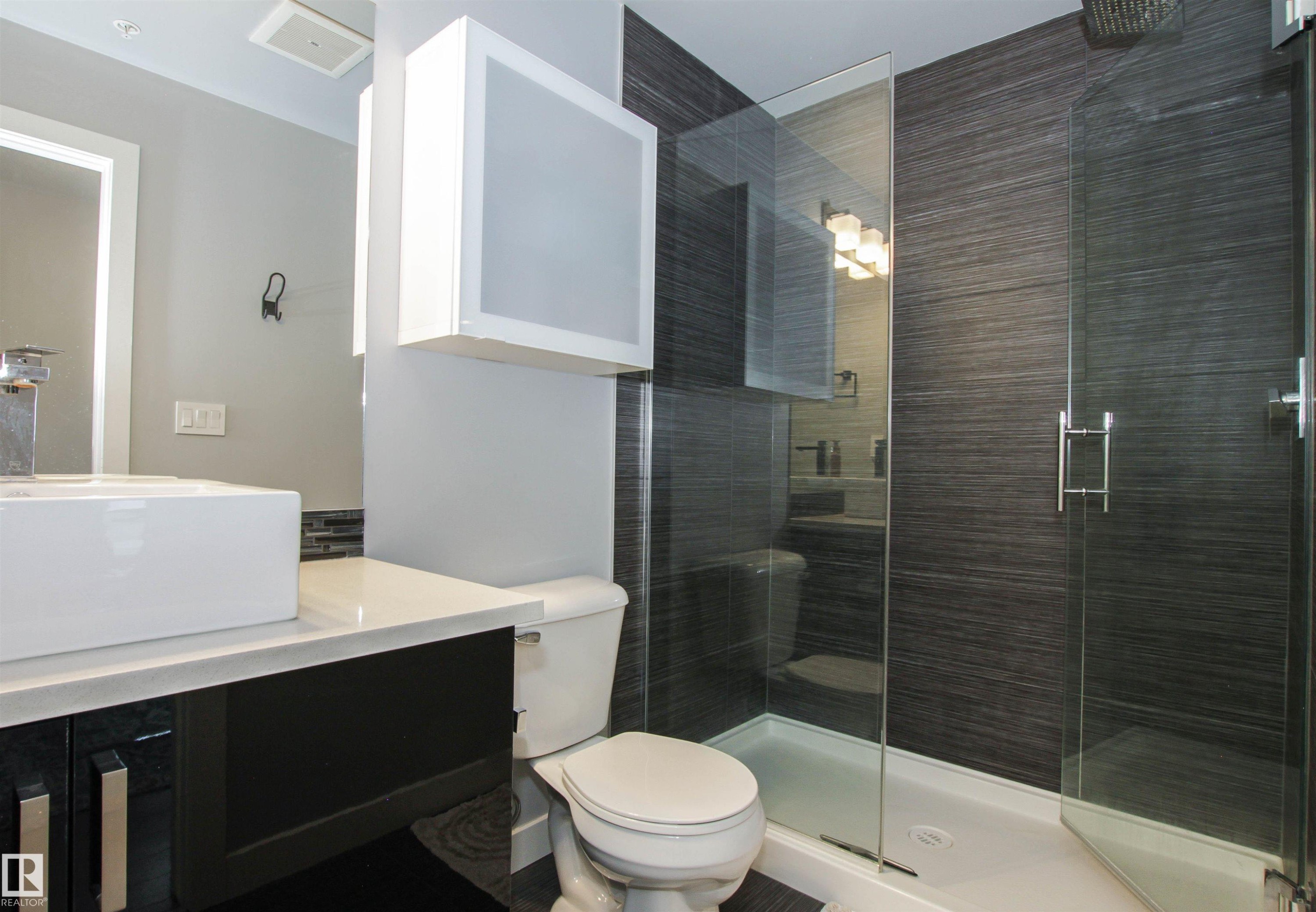 2003 10238 103 Street, Edmonton, AB - Indoor Photo Showing Bathroom