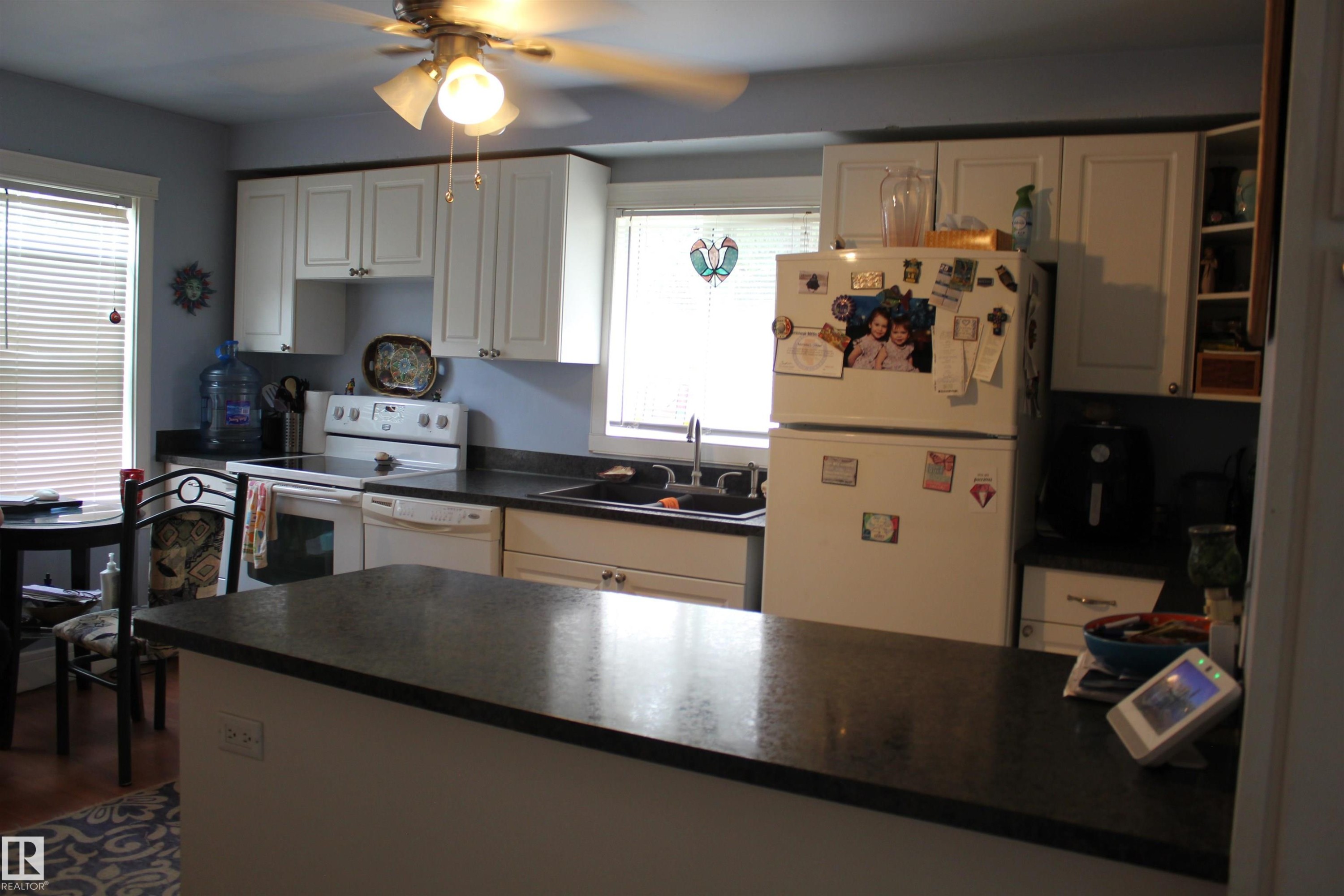 109 Main Road, Derwent, AB - Indoor Photo Showing Kitchen With Double Sink