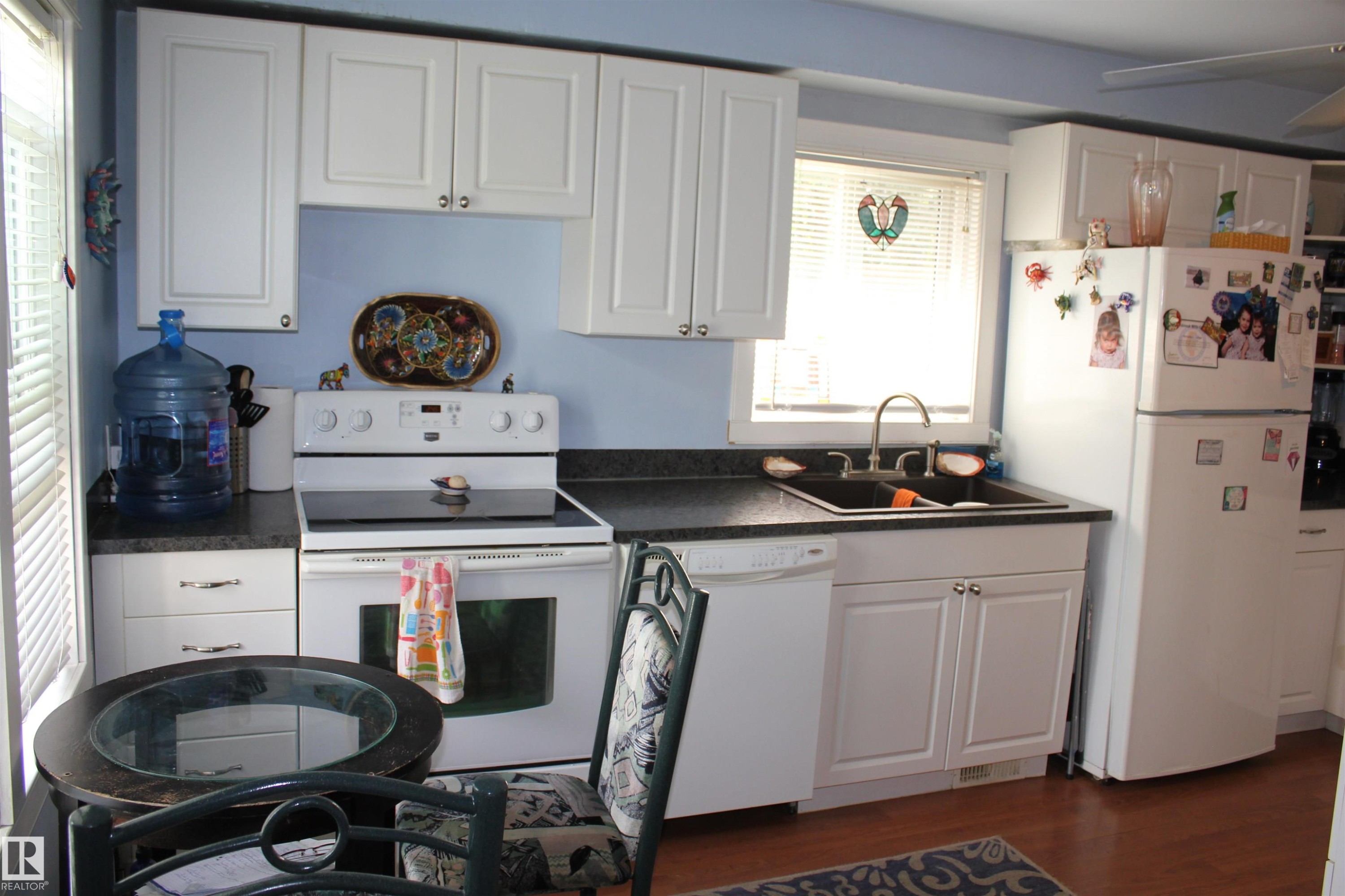 109 Main Road, Derwent, AB - Indoor Photo Showing Kitchen With Double Sink