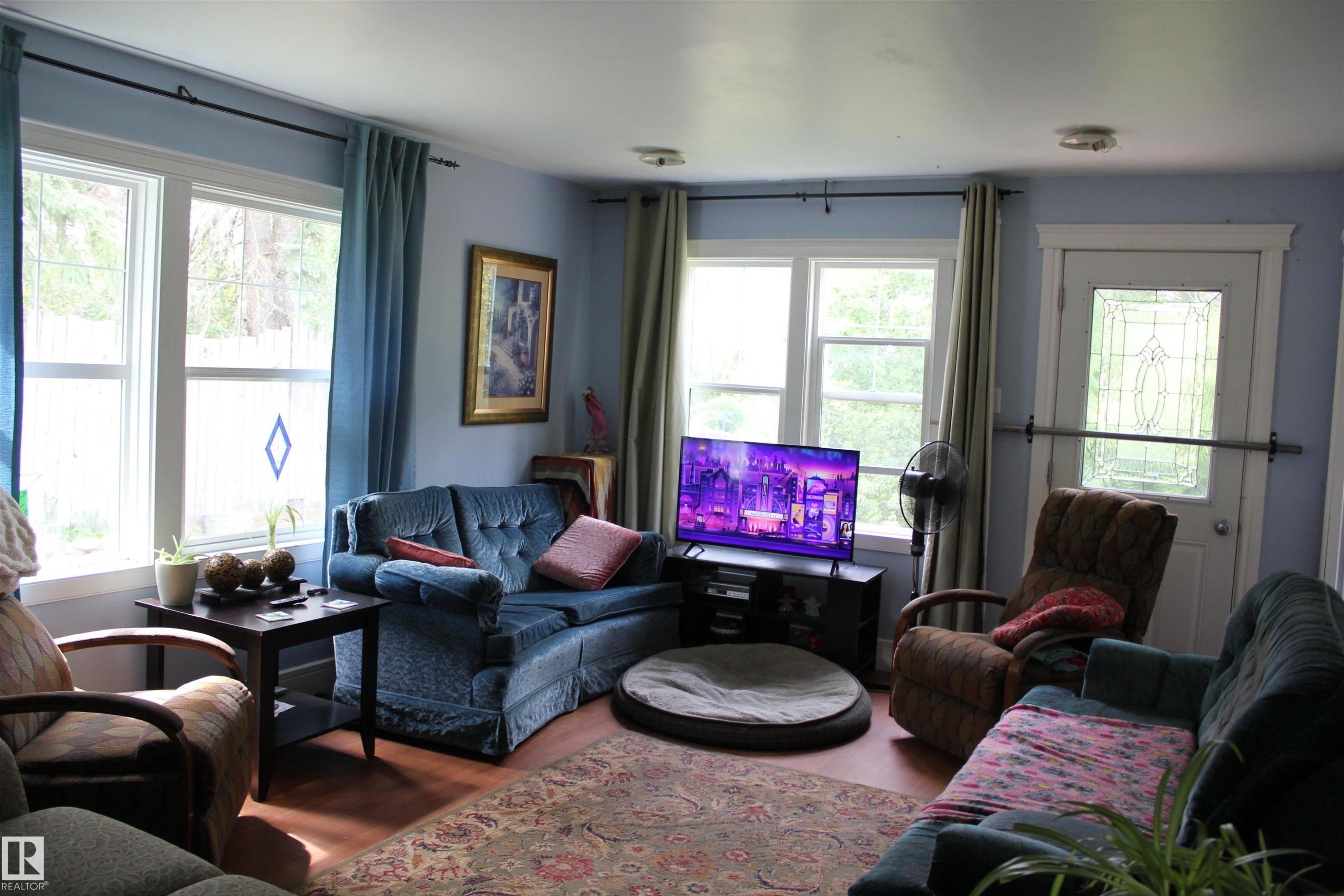 109 Main Road, Derwent, AB - Indoor Photo Showing Living Room