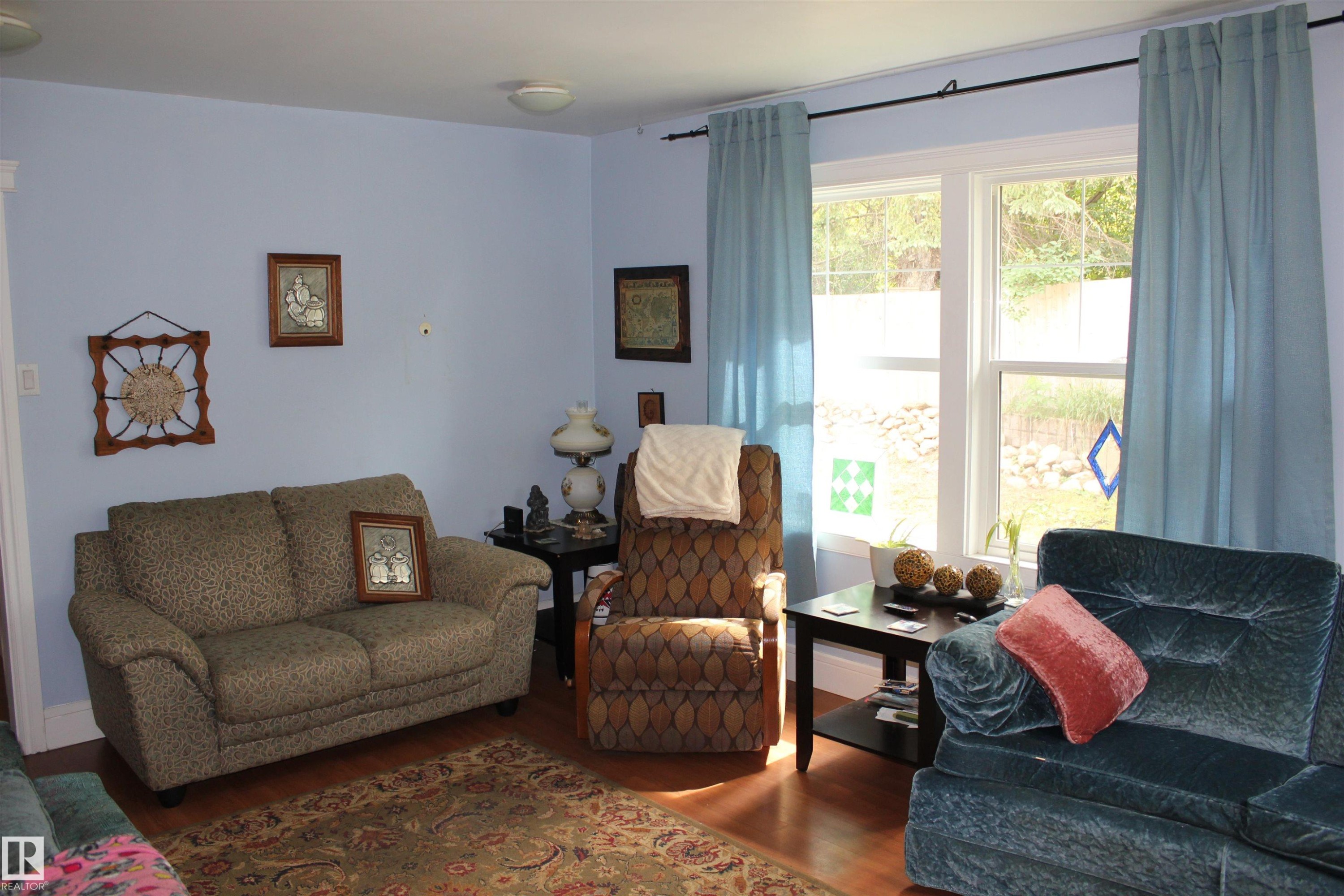 109 Main Road, Derwent, AB - Indoor Photo Showing Living Room