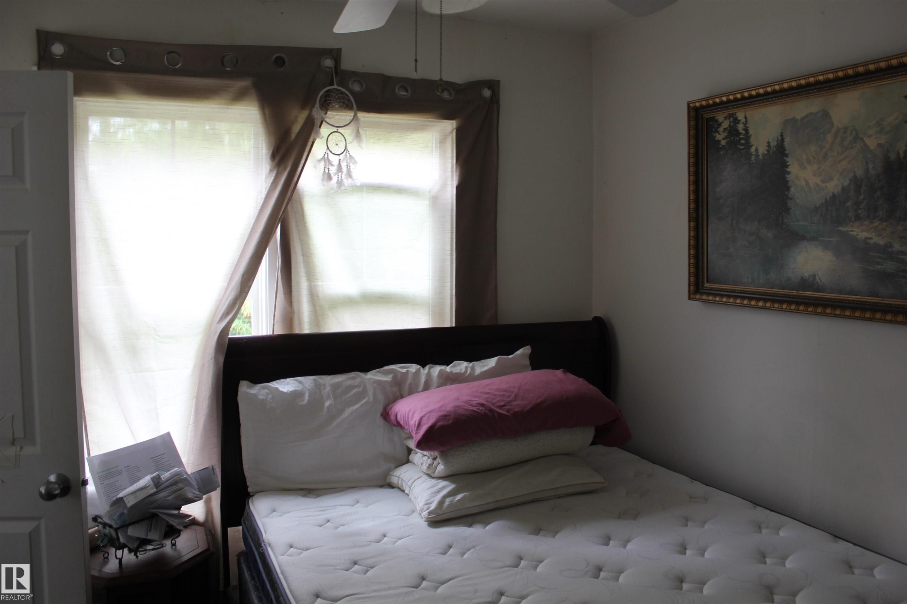 109 Main Road, Derwent, AB - Indoor Photo Showing Bedroom