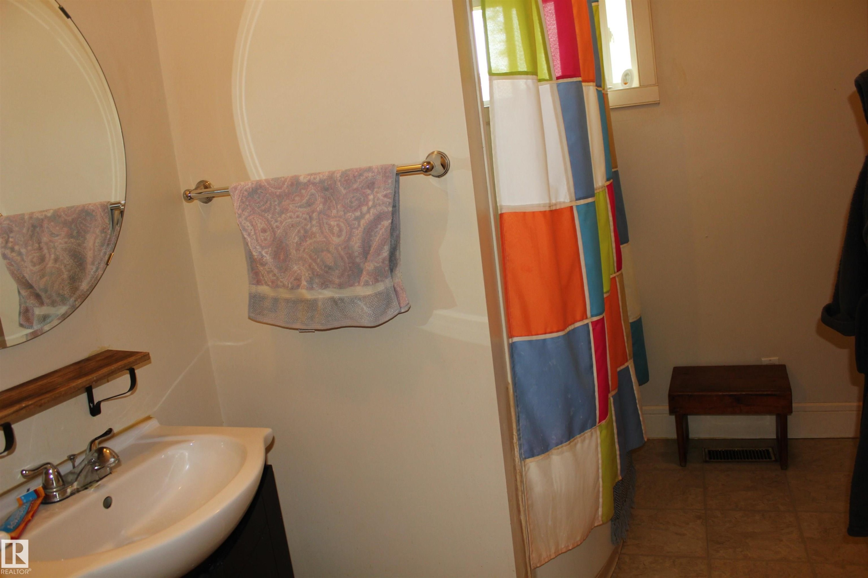 109 Main Road, Derwent, AB - Indoor Photo Showing Bathroom