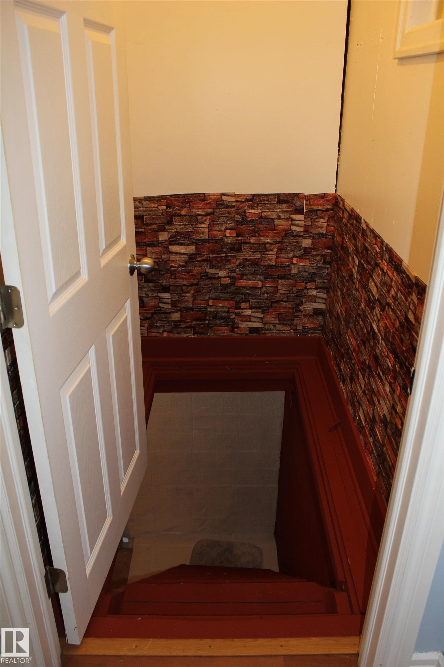 109 Main Road, Derwent, AB - Indoor Photo Showing Other Room