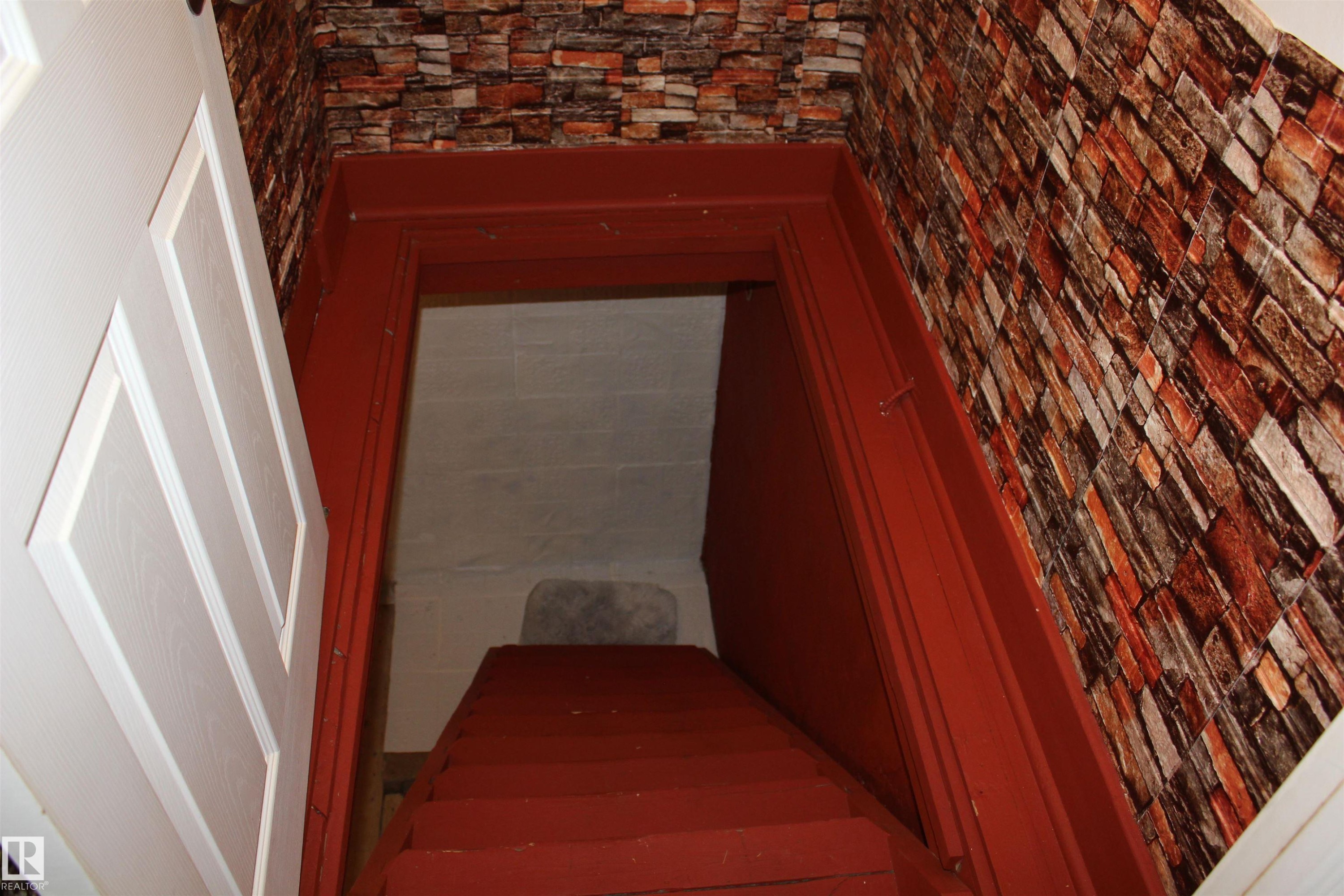 109 Main Road, Derwent, AB - Indoor Photo Showing Other Room