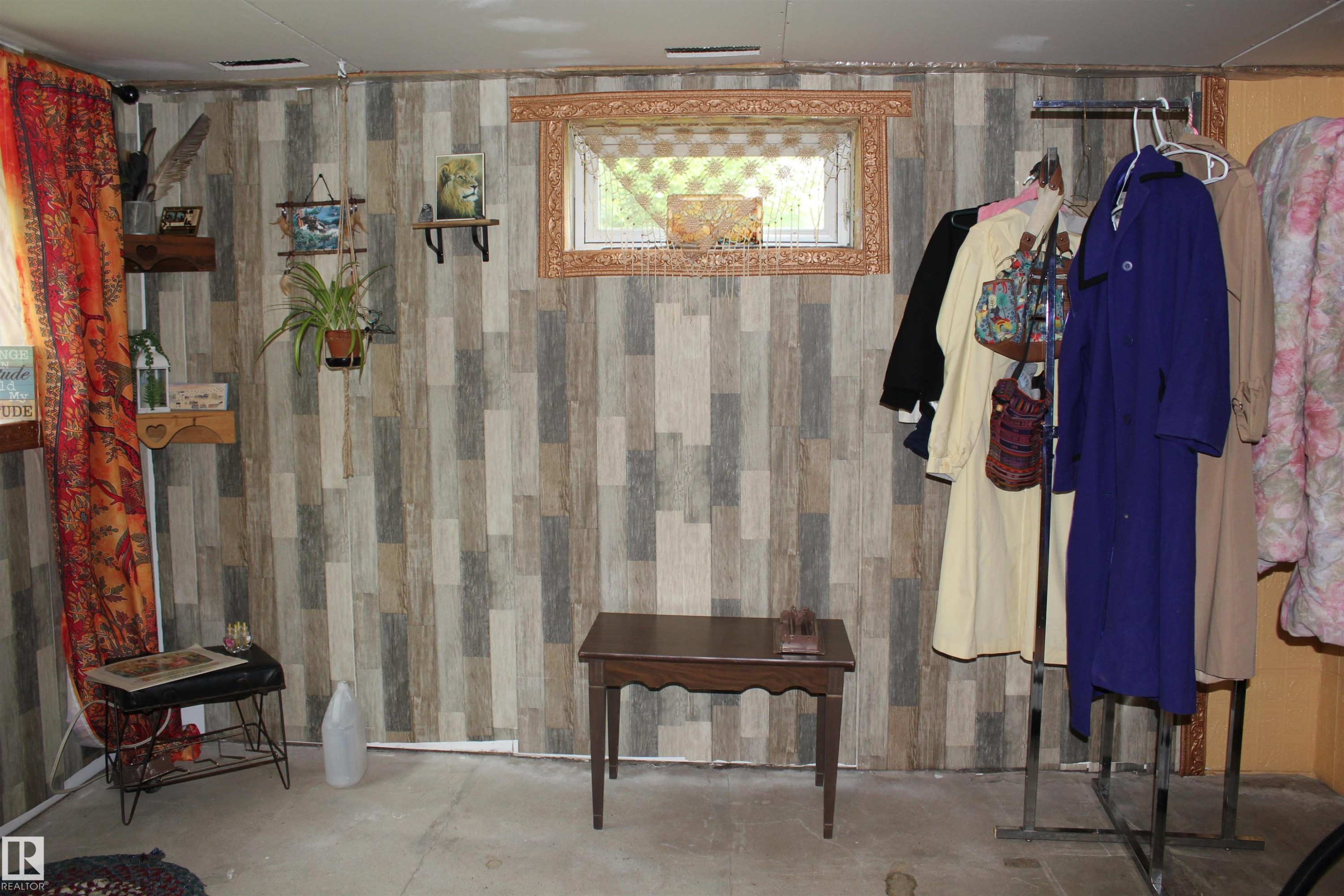 109 Main Road, Derwent, AB - Indoor