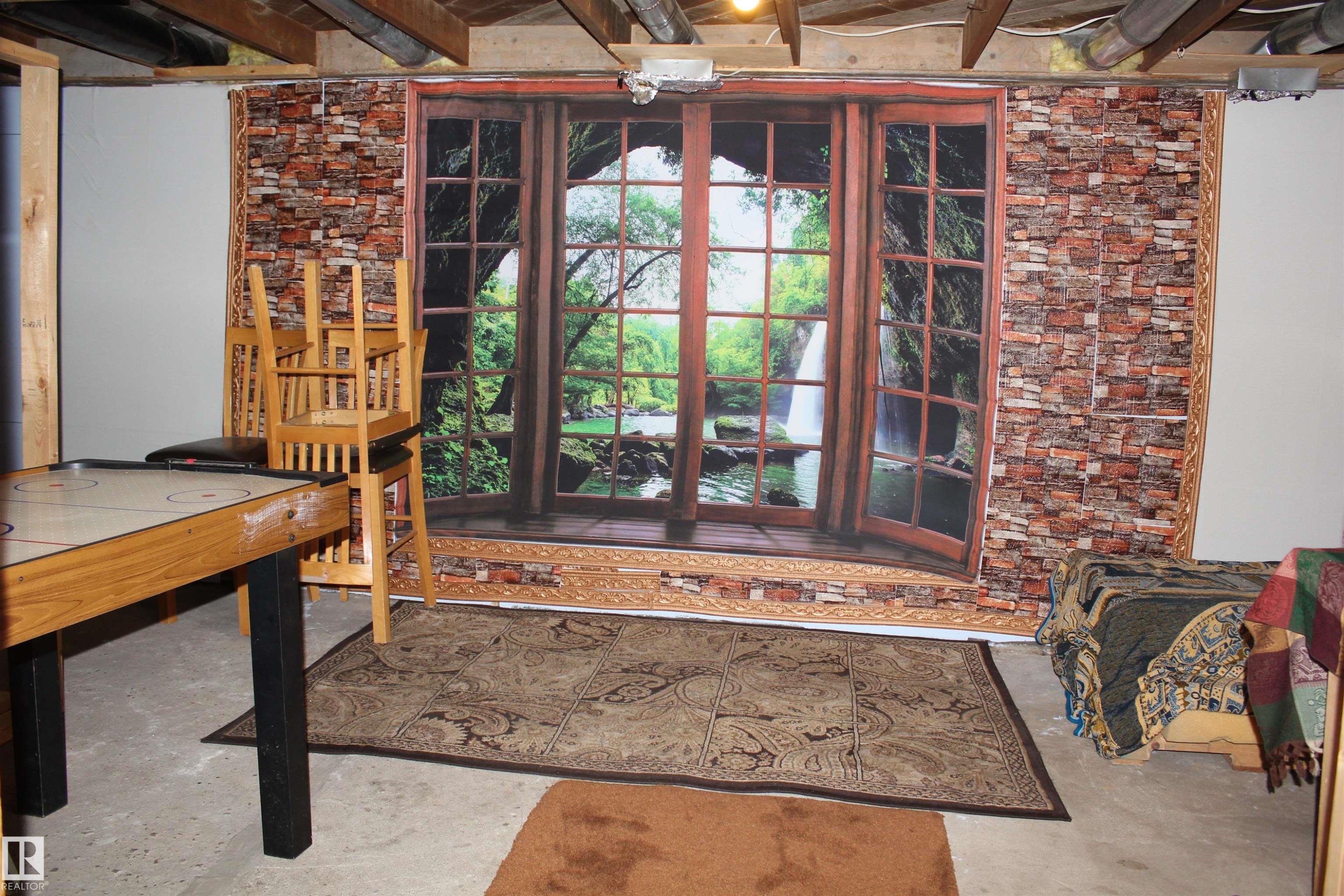 109 Main Road, Derwent, AB - Indoor