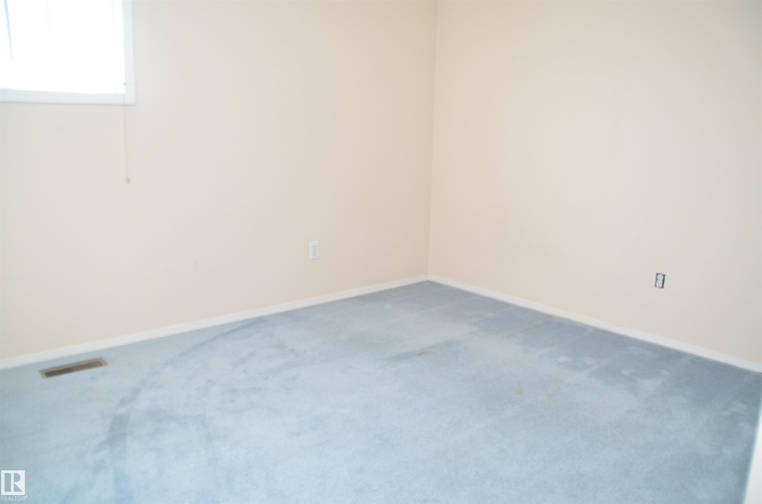 Edmonton, AB - Indoor Photo Showing Other Room