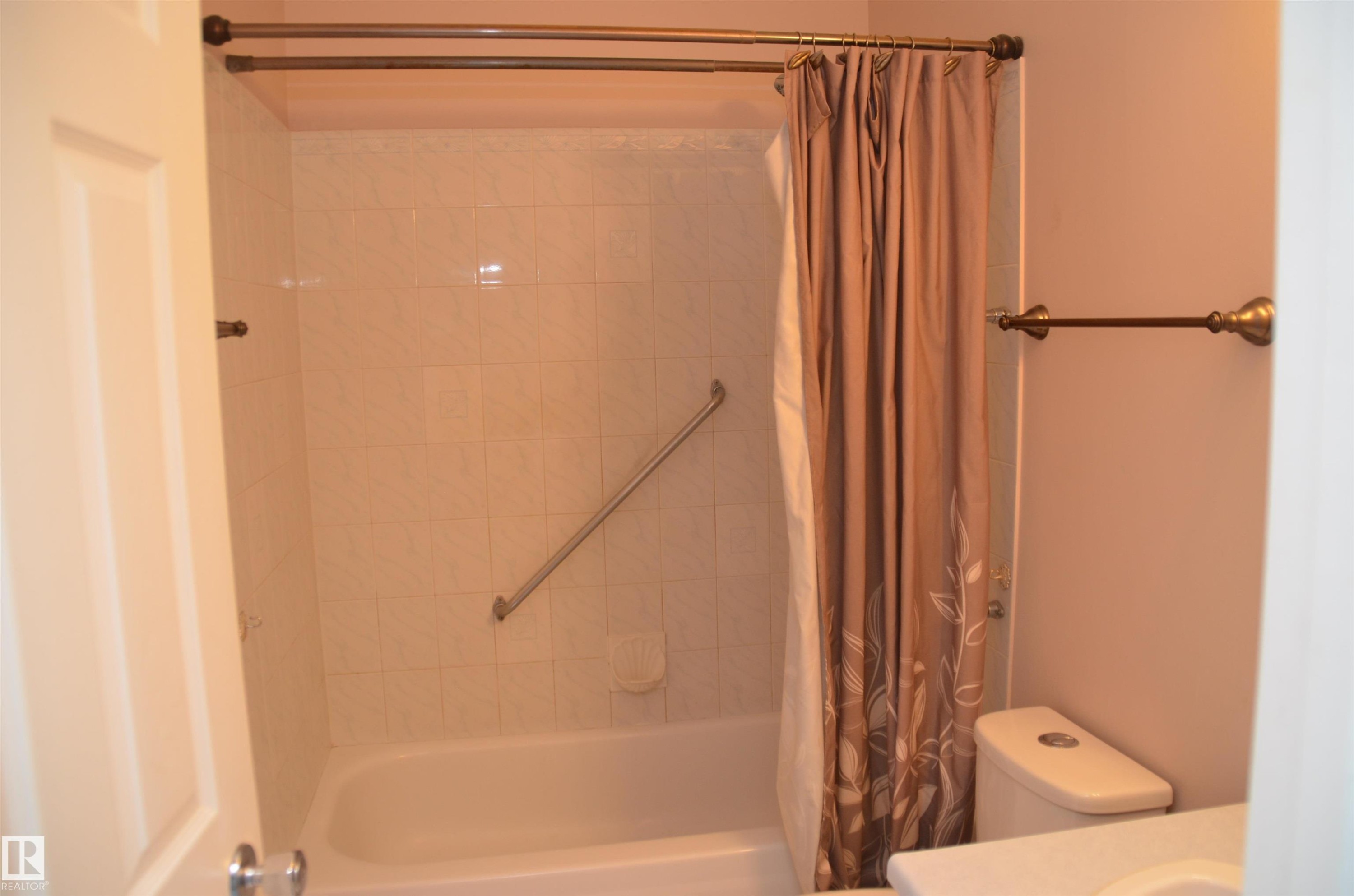 Edmonton, AB - Indoor Photo Showing Bathroom