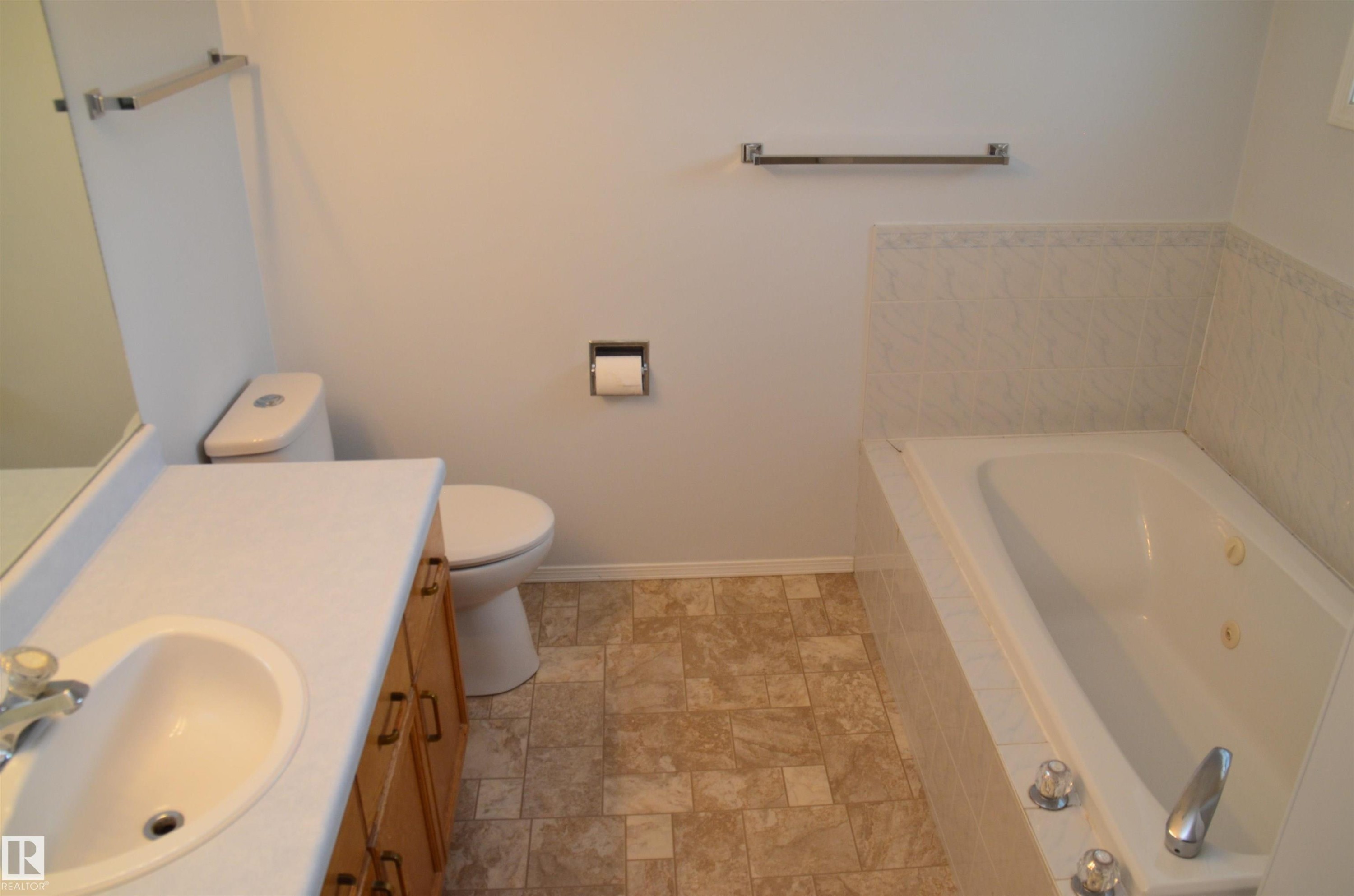 Edmonton, AB - Indoor Photo Showing Bathroom