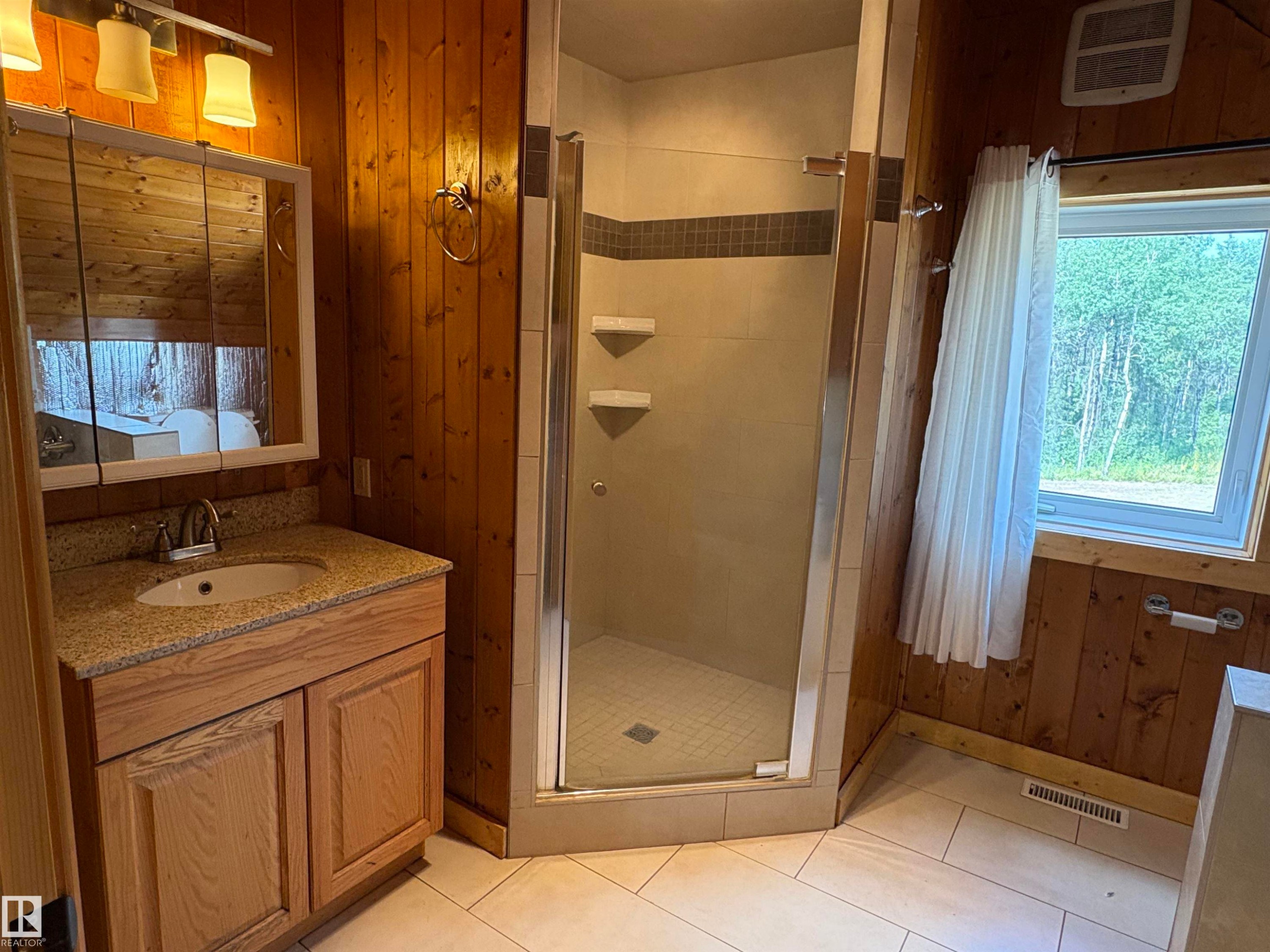 upper story bathroom - B58018 Hiway 29, Rural St. Paul County, AB - Indoor Photo Showing Bathroom