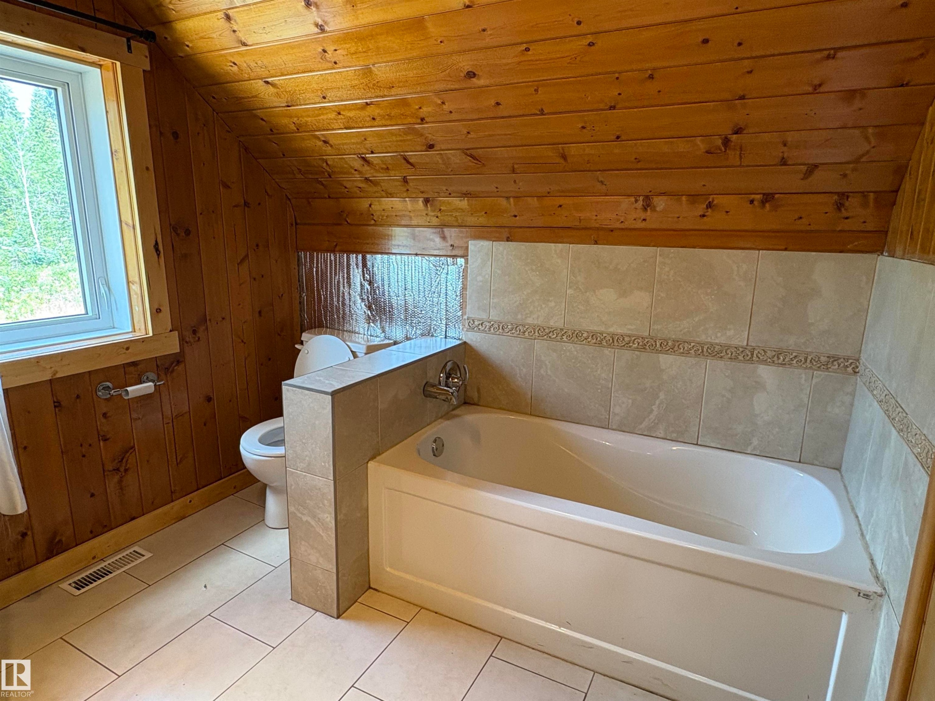 Bathroom with lofted ceiling. on upper floor. - B58018 Hiway 29, Rural St. Paul County, AB - Indoor Photo Showing Bathroom